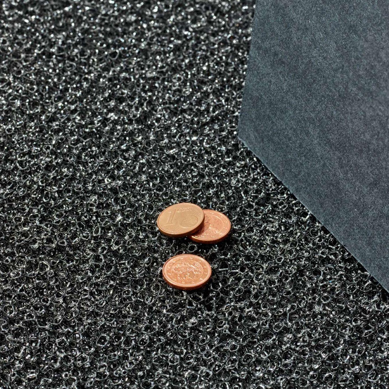 Drei Ein-Cent-Münzen liegen auf schwarzem Untergrund.