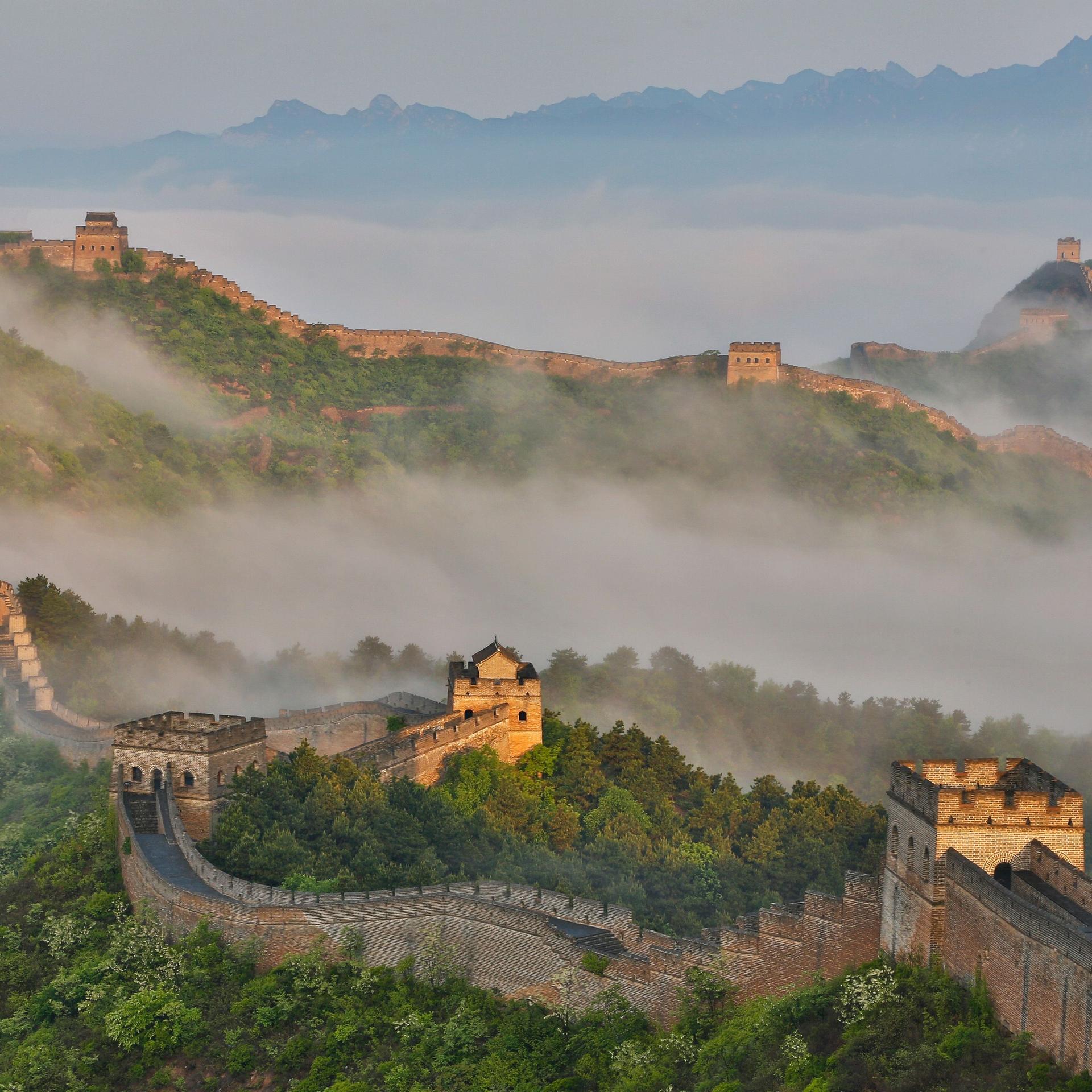 Chinesische Mauer von oben in morgendlicher Lichstimmung mit Nebel.