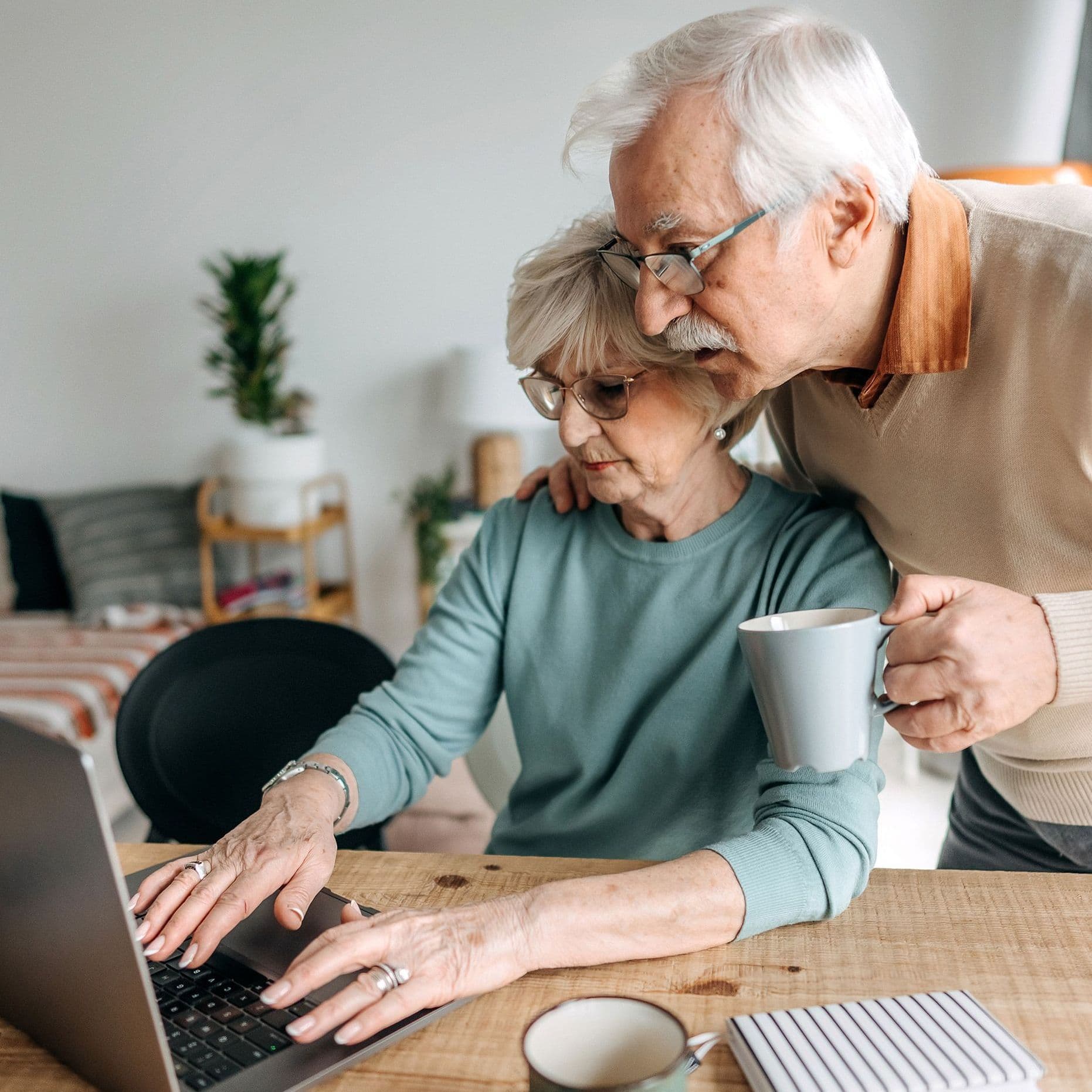 Ein aelteres Ehepaar recherchiert etwas im Internet.