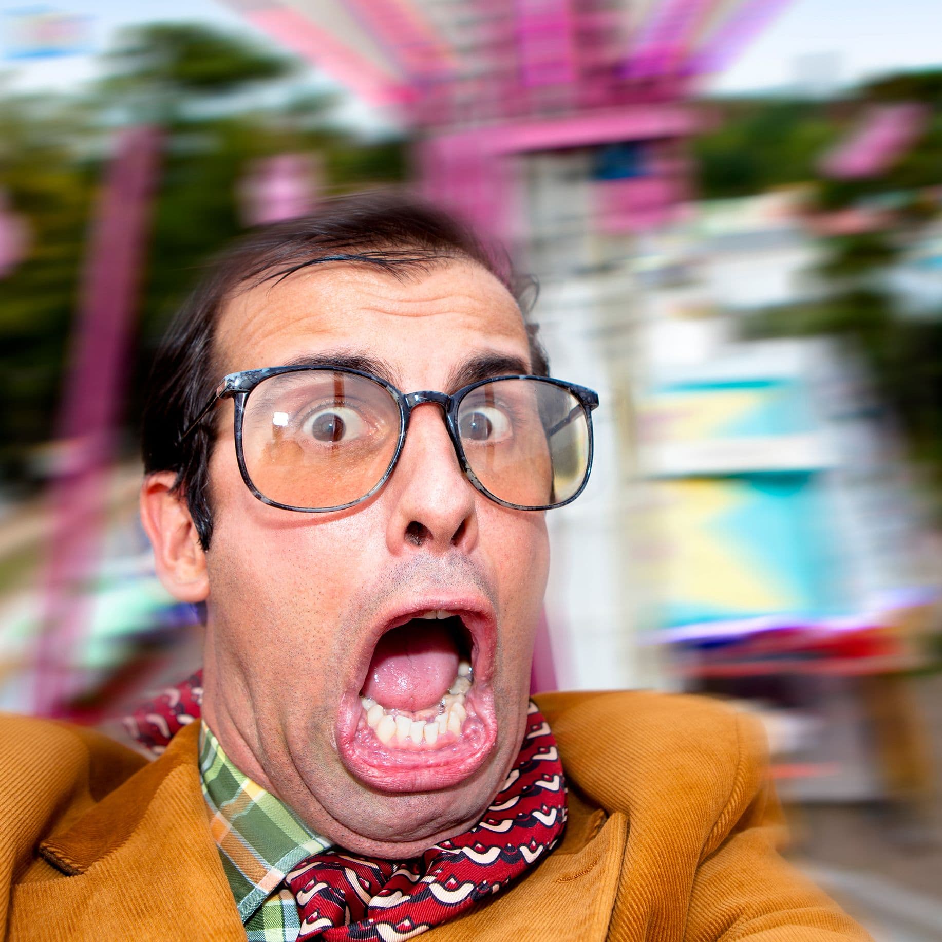 ein-mann-in-einer-achterbahn-schreit-GI-539964081-4000kb-original