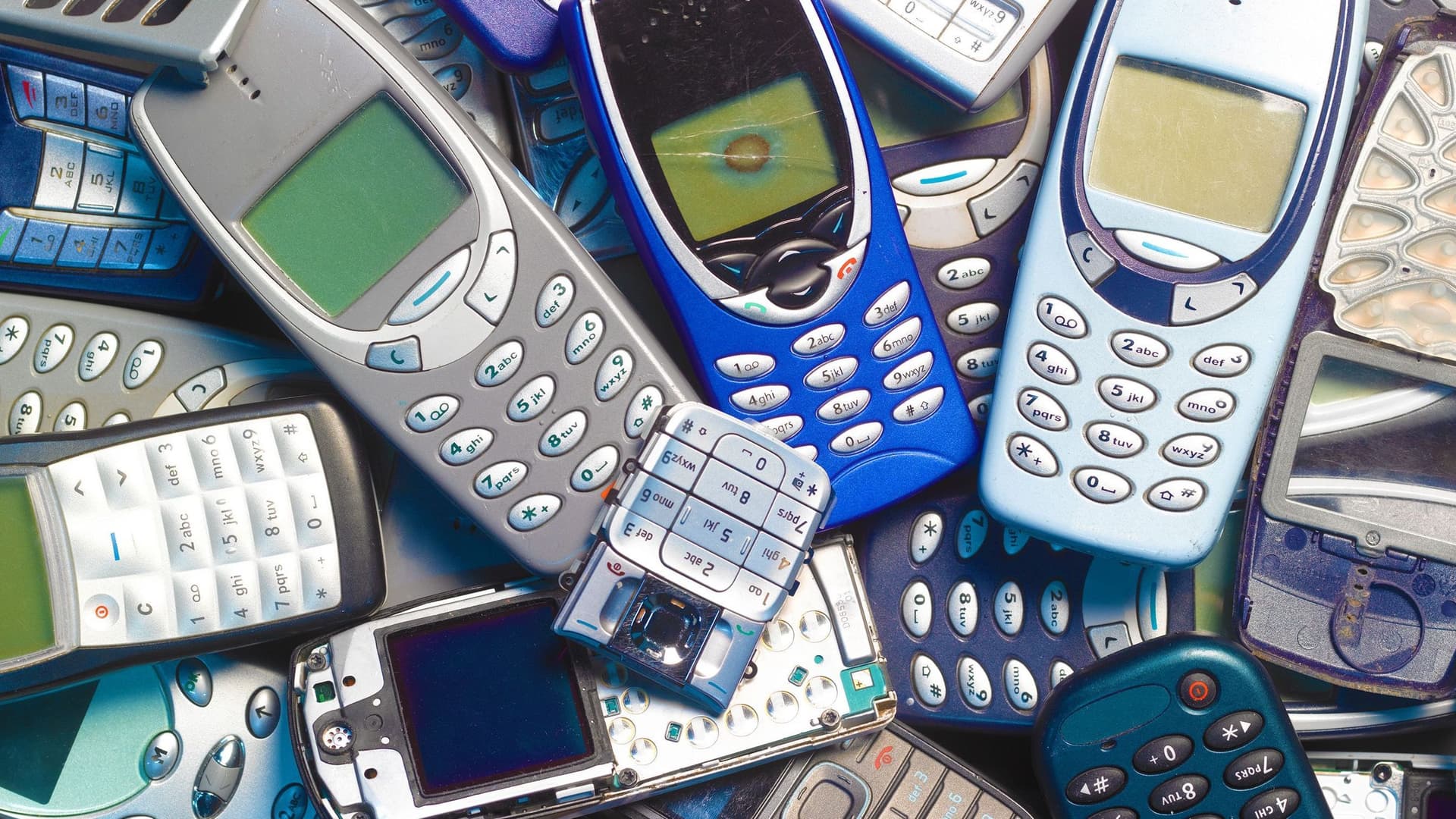 Eine bunte Mischung an Handys liegen übereinander.