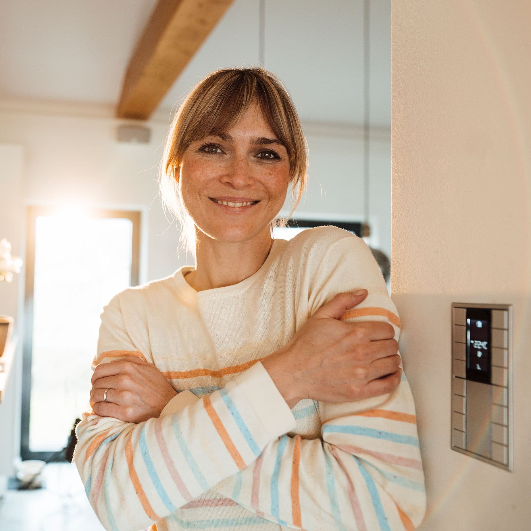 eine-frau-lehnt-an-der-wand-GI-1438258845-4000kb-original