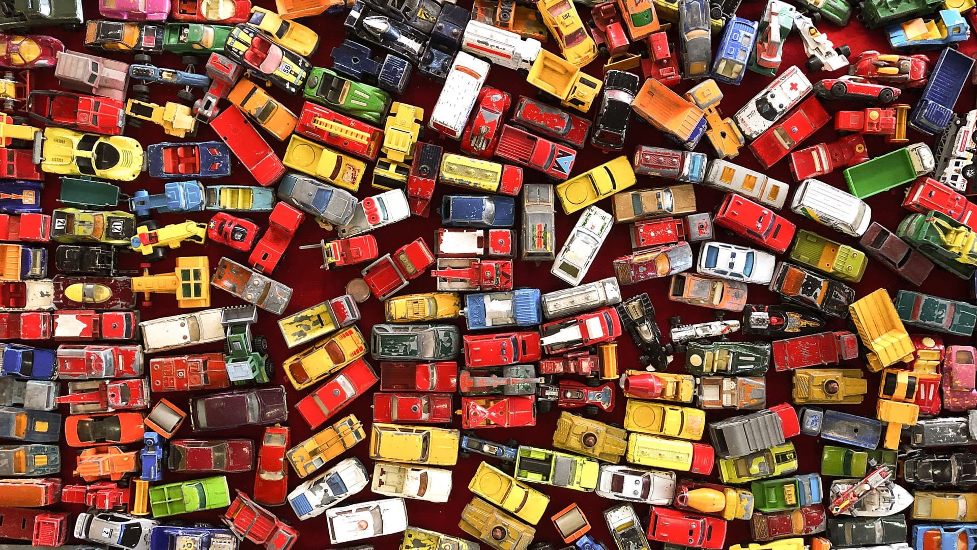 Eine große Anzahl Spielzeugautos von oben fotografiert
