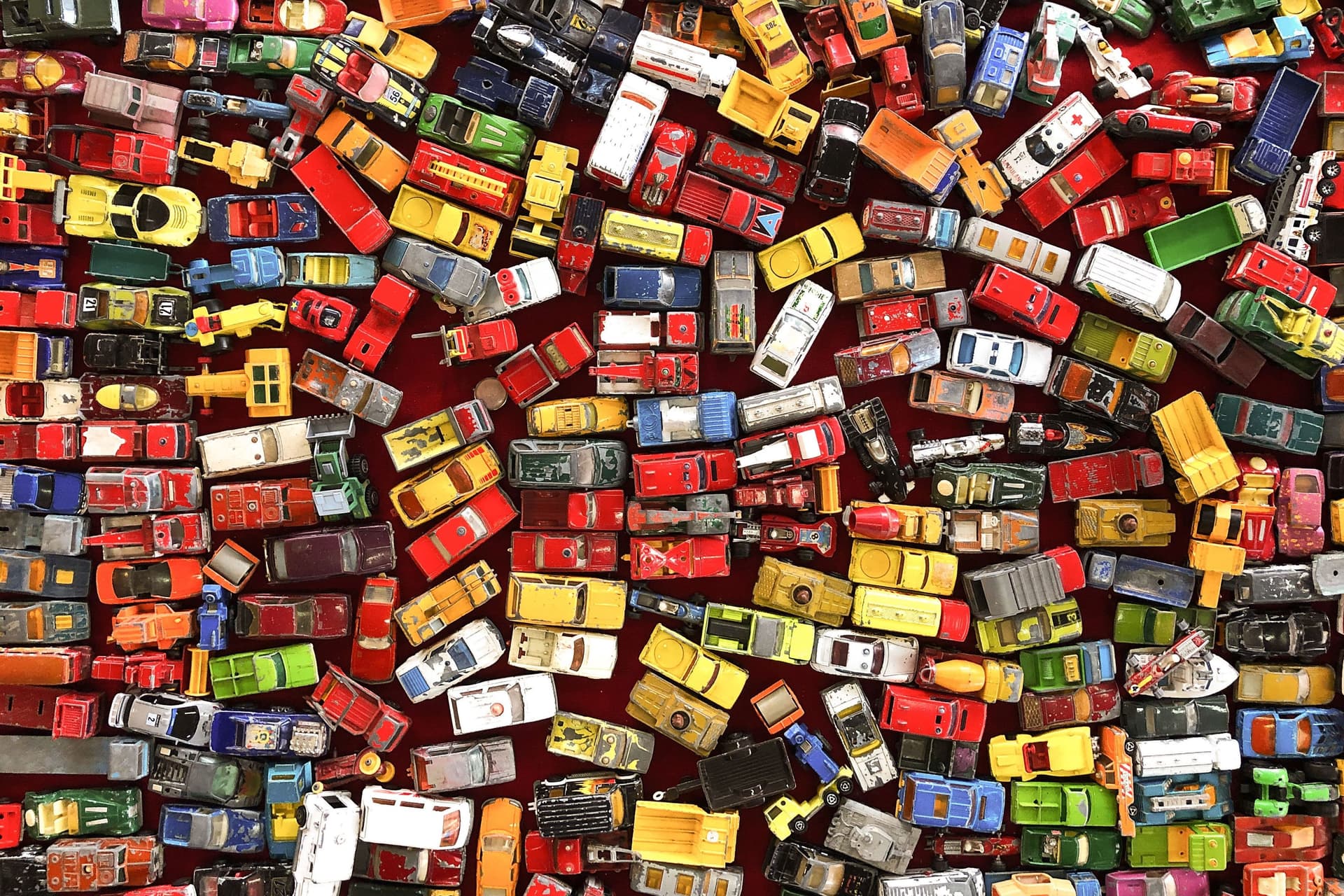 Eine große Anzahl Spielzeugautos von oben fotografiert