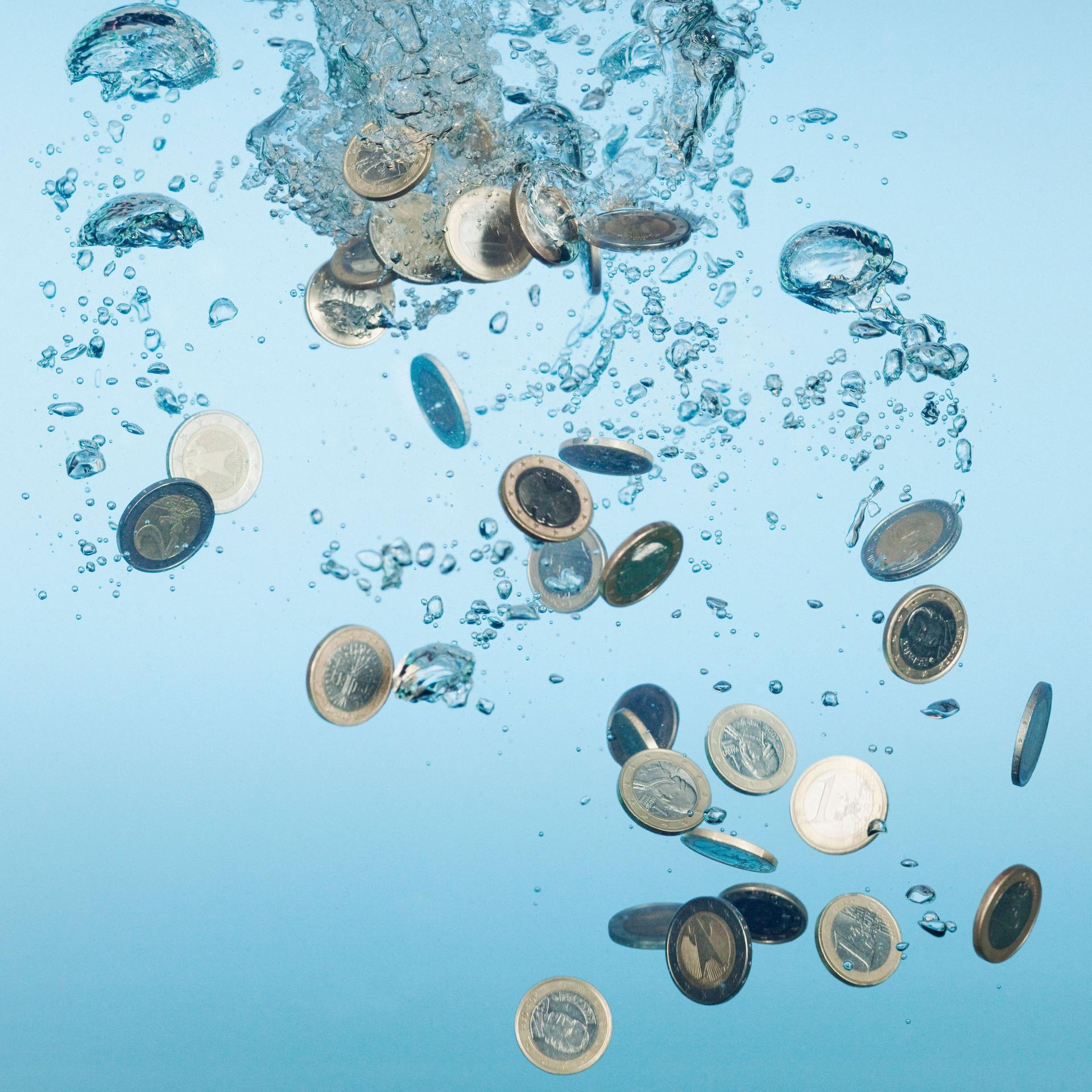 Euromünzen fallen ins Wasser