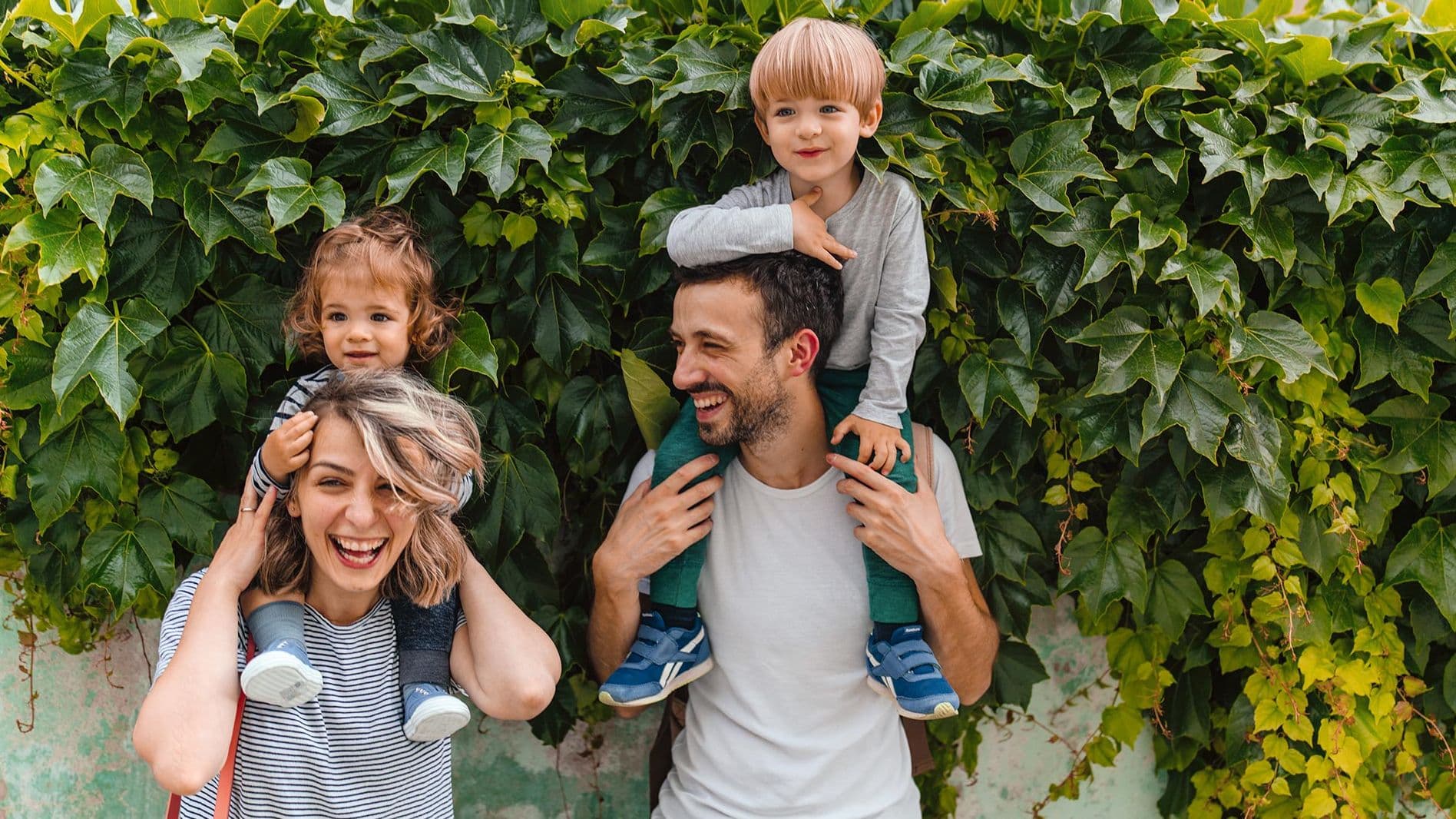 familie-vor-begruenter-mauer-GettyImages-KW-C-1155687072-2801