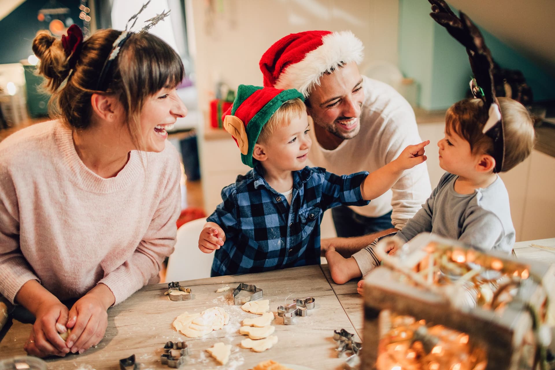Foto einer jungen Familie, die während der Weihnachtsferien Weihnachtskekse backt