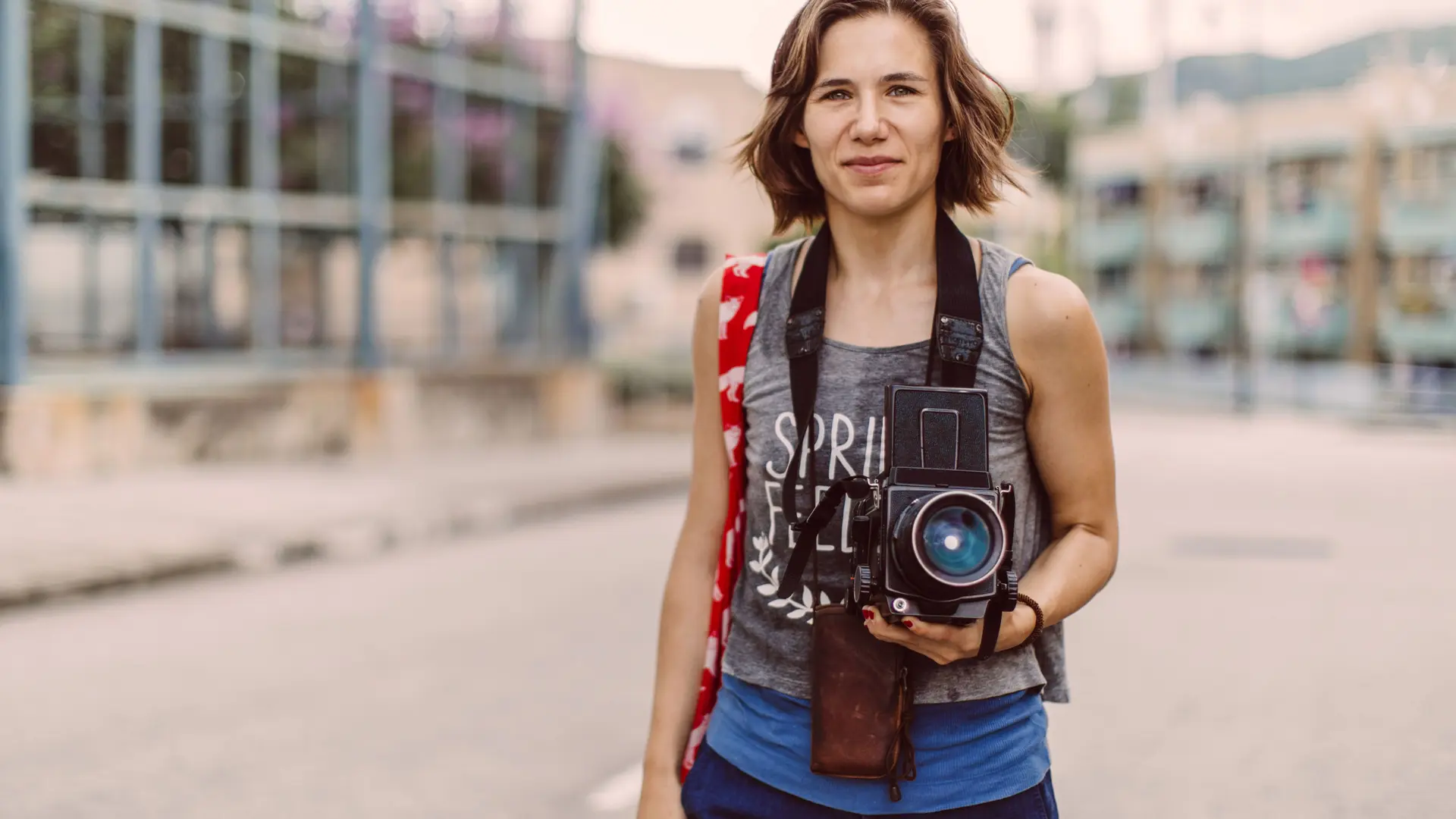 Porträt einer jungen Frau mit analoger Kamera. 