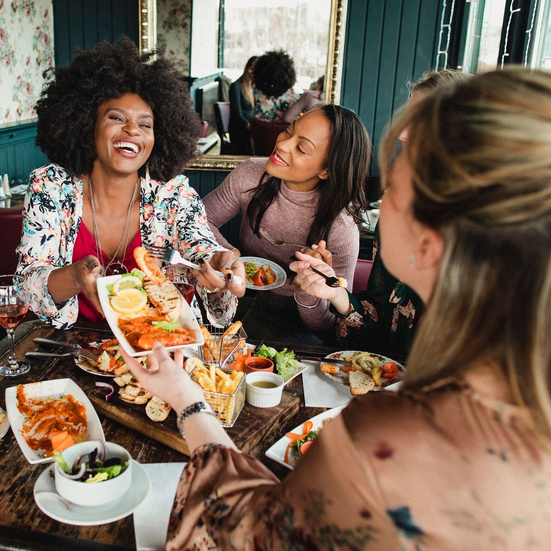 Junge Frauen teilen sich Essen in einem Restaurant.