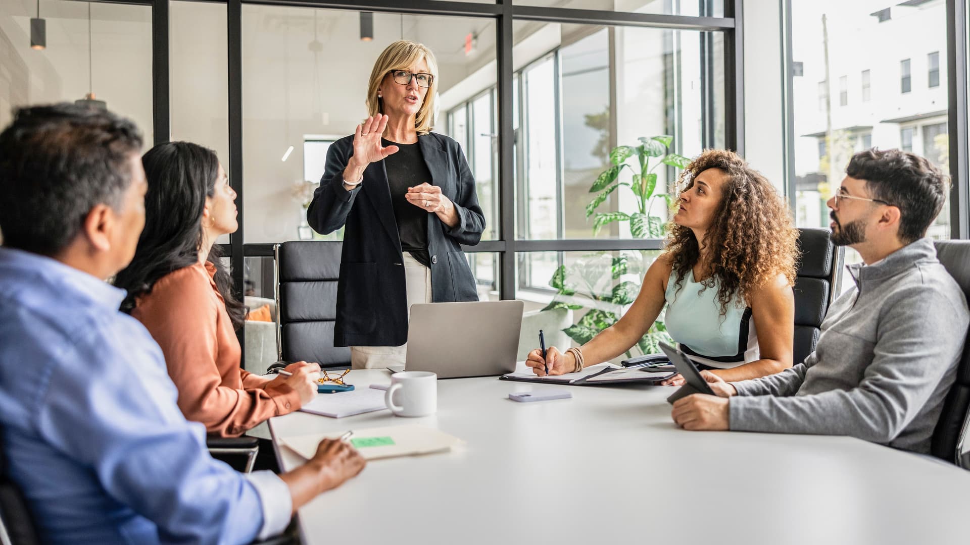 Geschäftspartner treffen sich im modernen Konferenzraum