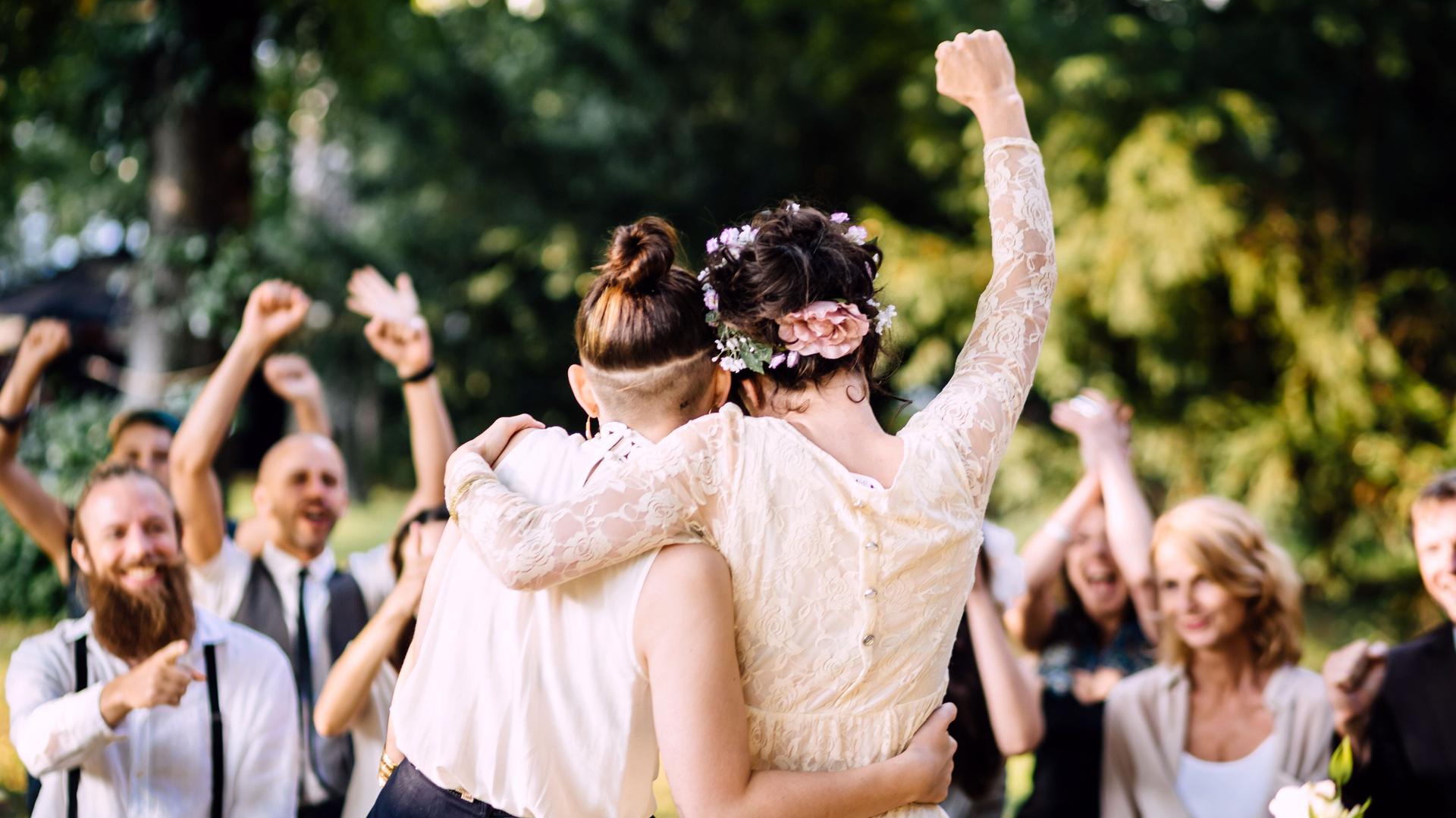 Lesbisches Paar feiert seine Hochzeit mit Freunden