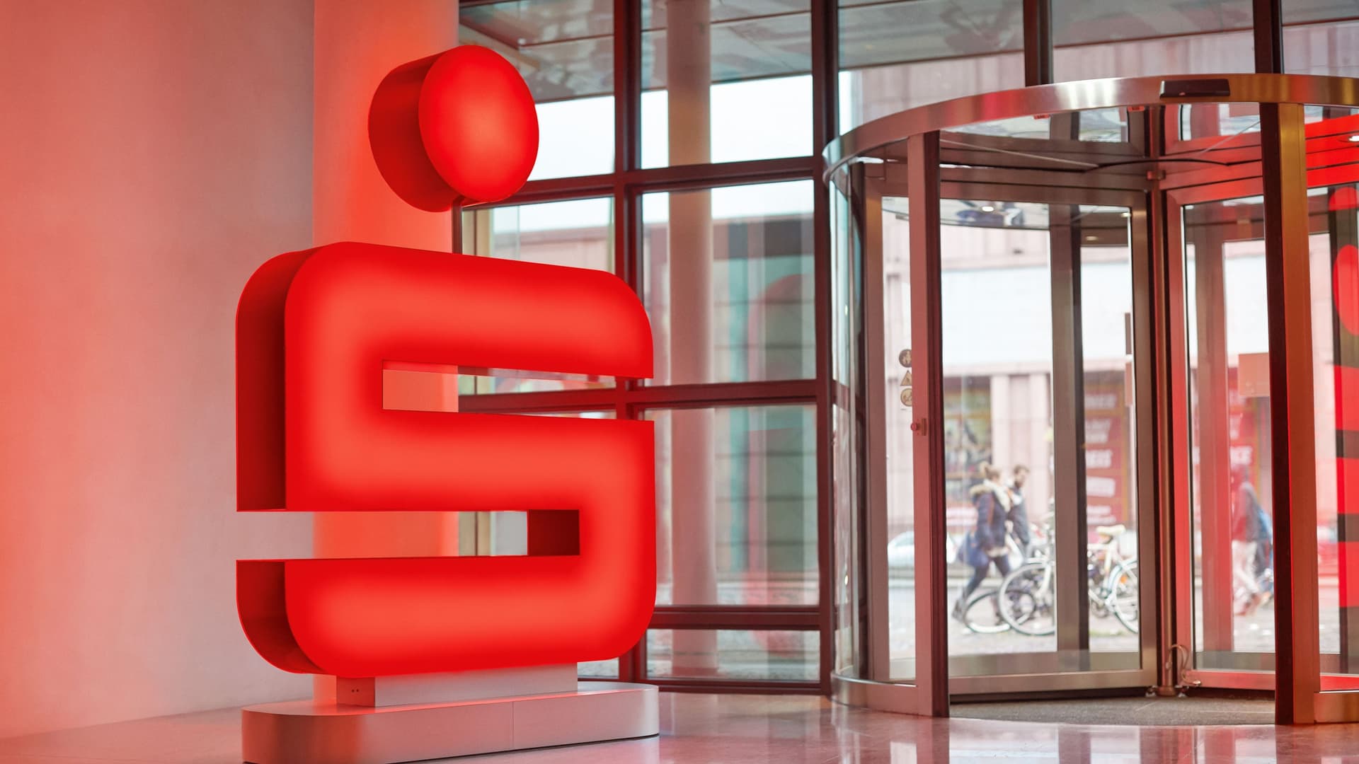 Logo der Sparkasse als großer Aufsteller in einem Foyer