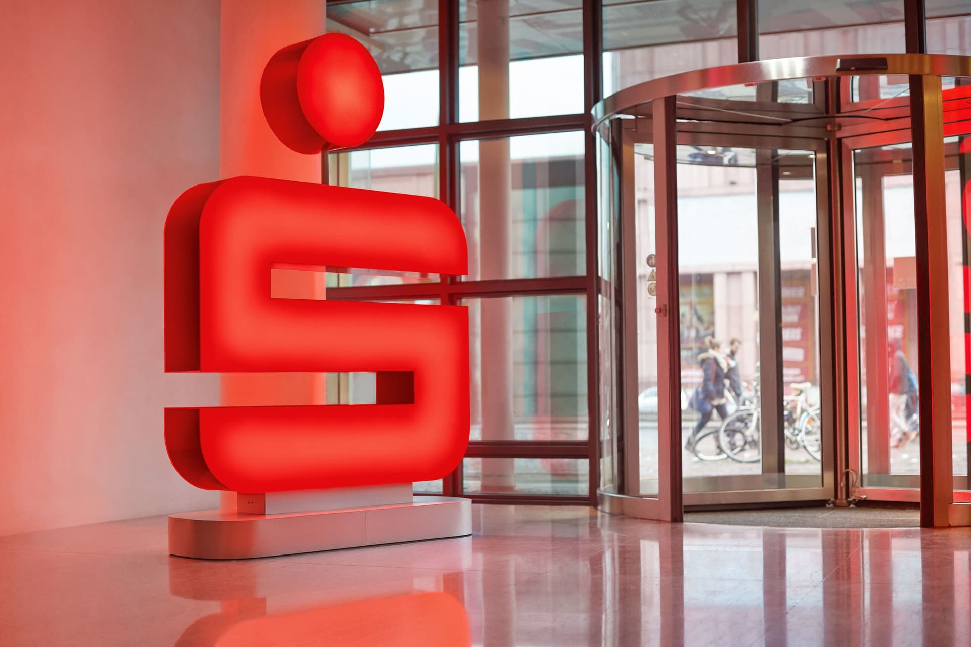 Logo der Sparkasse als großer Aufsteller in einem Foyer