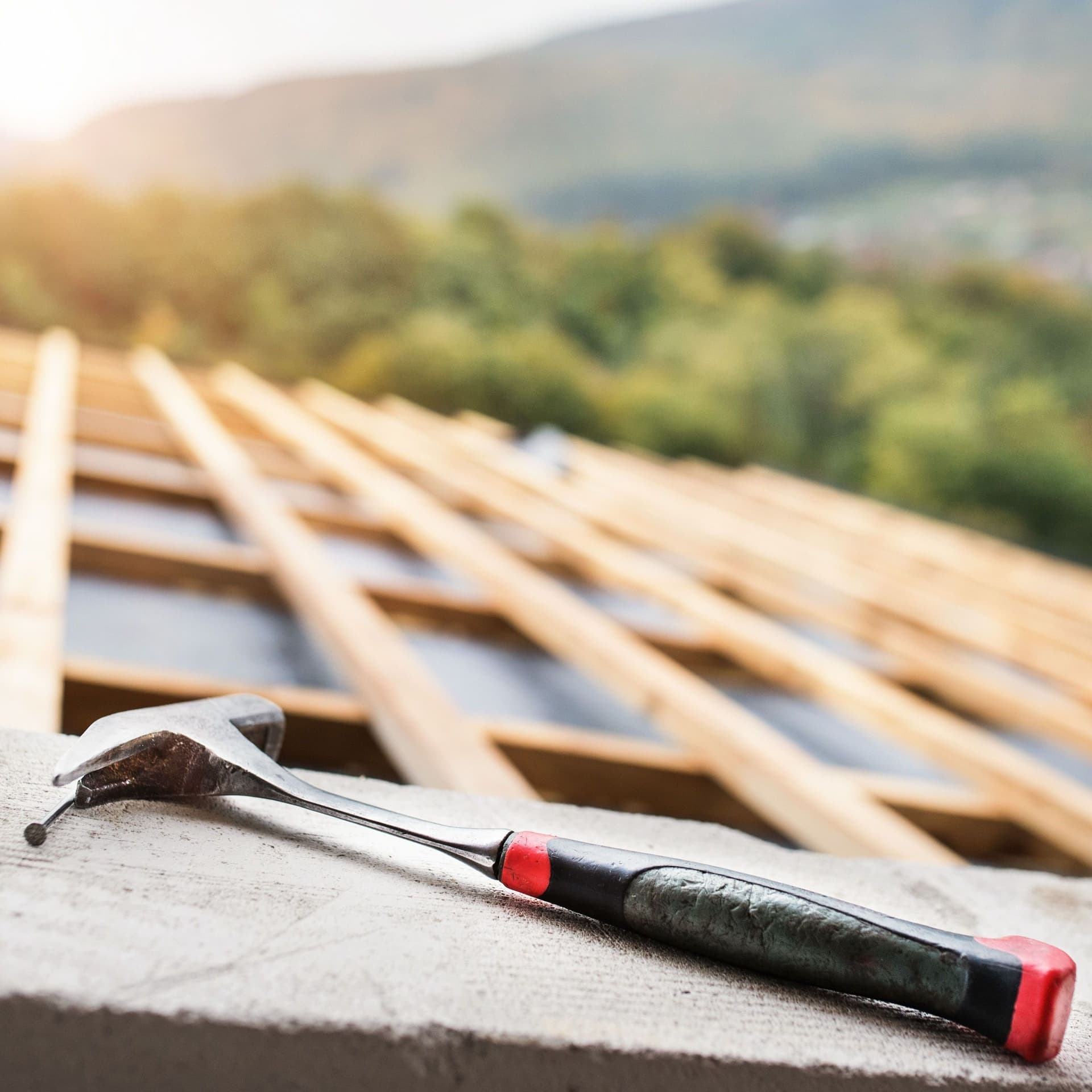 Hammer auf dem Dachstuhl einer Baustelle.