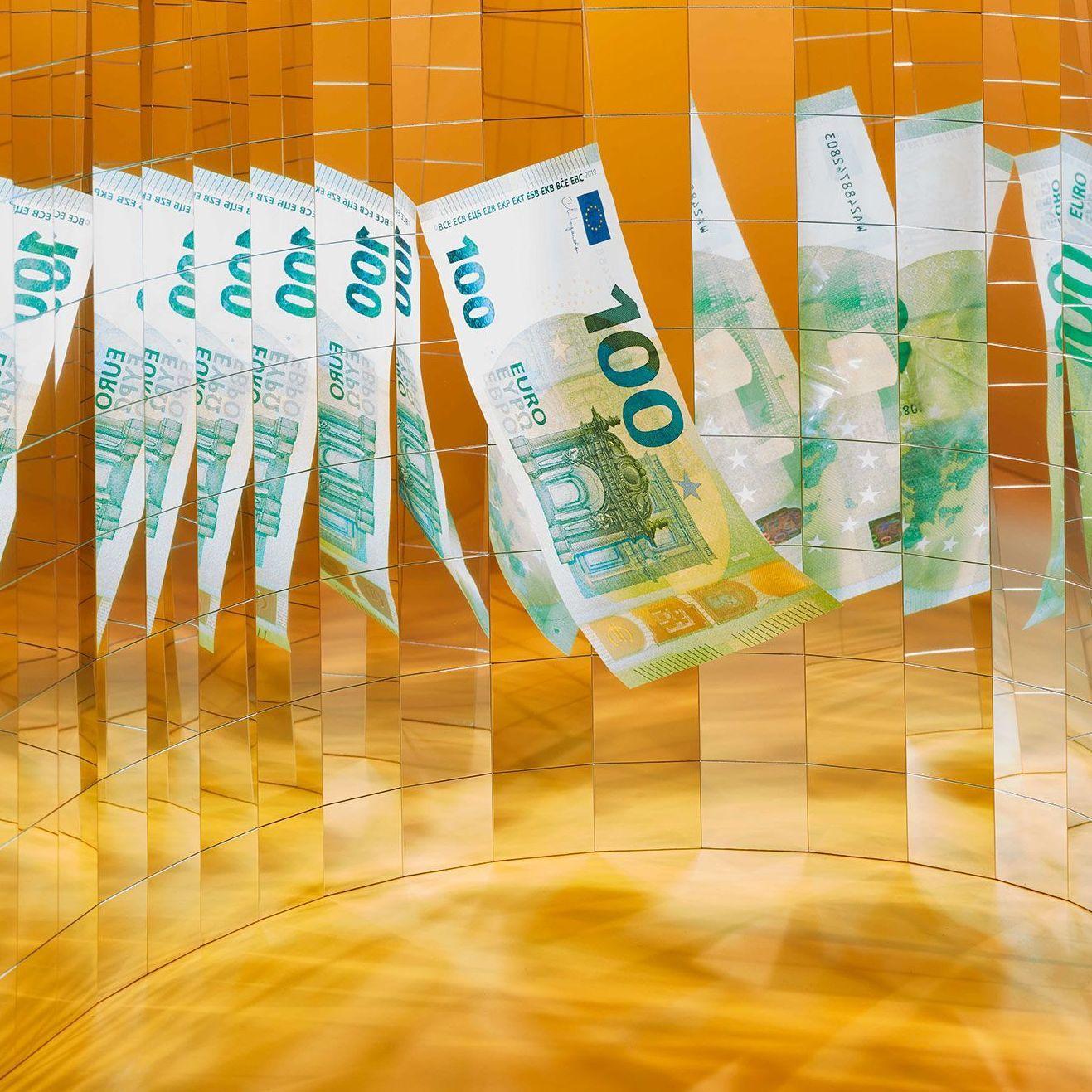 Inszeniertes Stillleben mit einem 100 Euro Schein. Durch eine Vielzahl von kleinen Spiegeln, die im Halbkreis angeordnet sind, sieht man die Banknote vielfach gespiegelt. Die Geldmittel steht auf einem goldenen Untergrund.