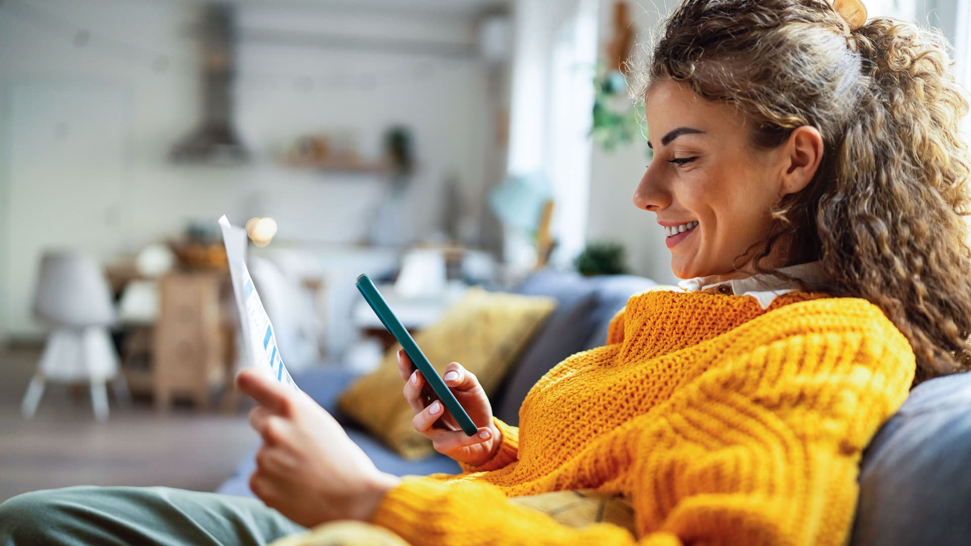 Junge Frau bezahlt mit e-Banking Rechnungen von zuhause aus.