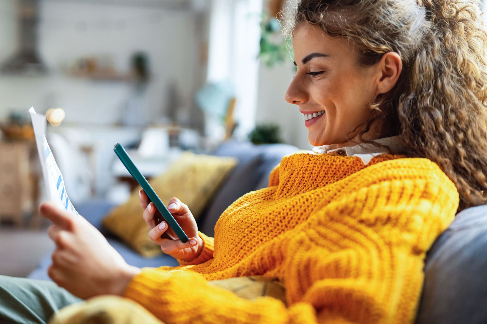 Junge Frau bezahlt mit e-Banking Rechnungen von zuhause aus.