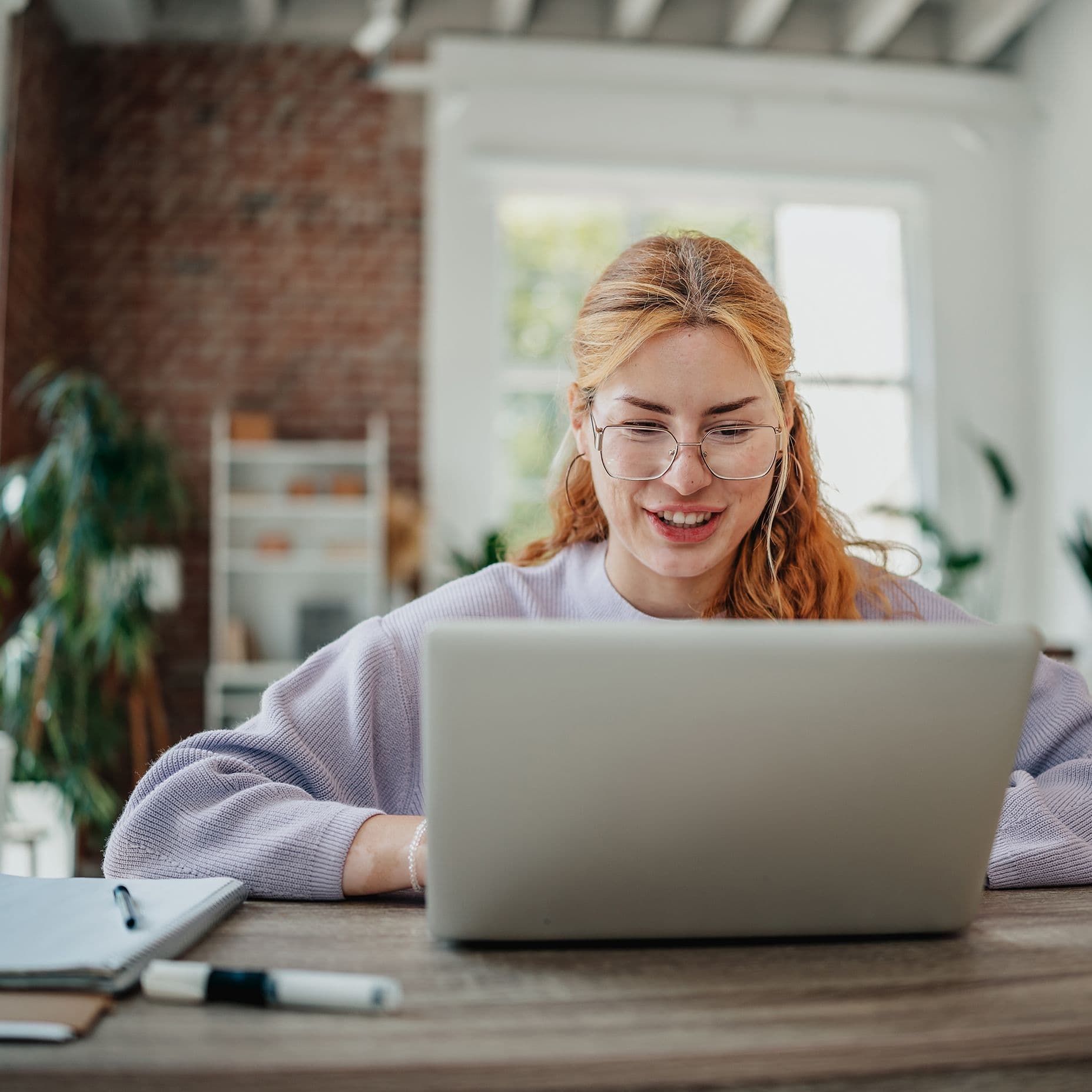 junge-frau-schreibt-einen-lebenslauf-GI-2225810600-4000kb-original