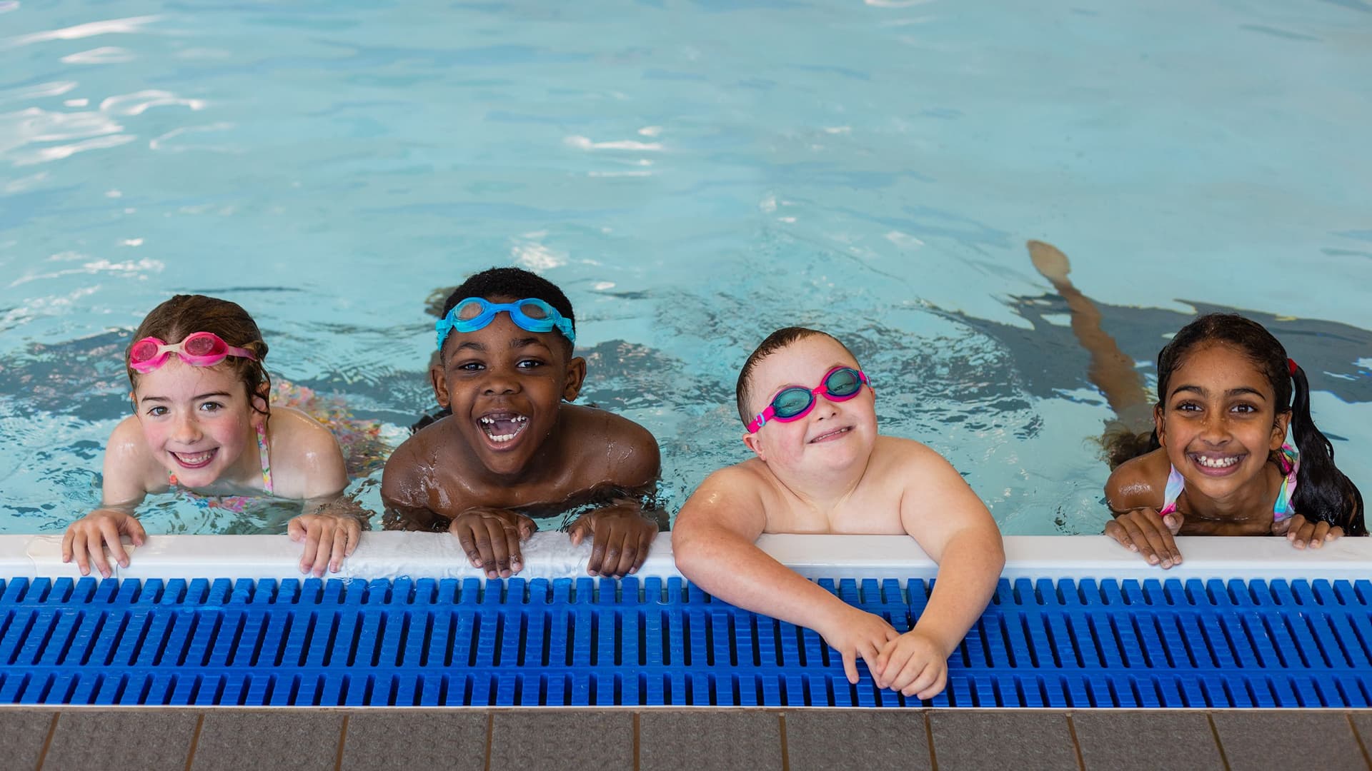 kinder-schauen-schauen-aus-schwimmbad-GI-1372505391-4000kb-original