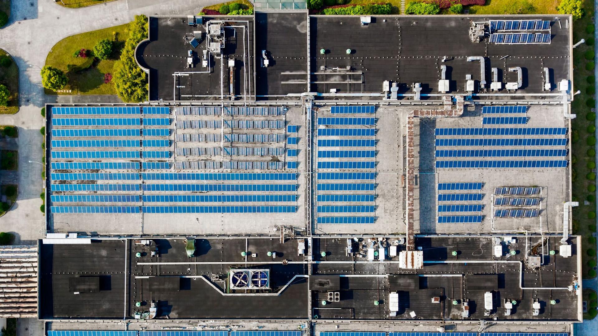 Photovoltaik-Anlage auf einem Firmen-Dach aus der Vogelperspektive