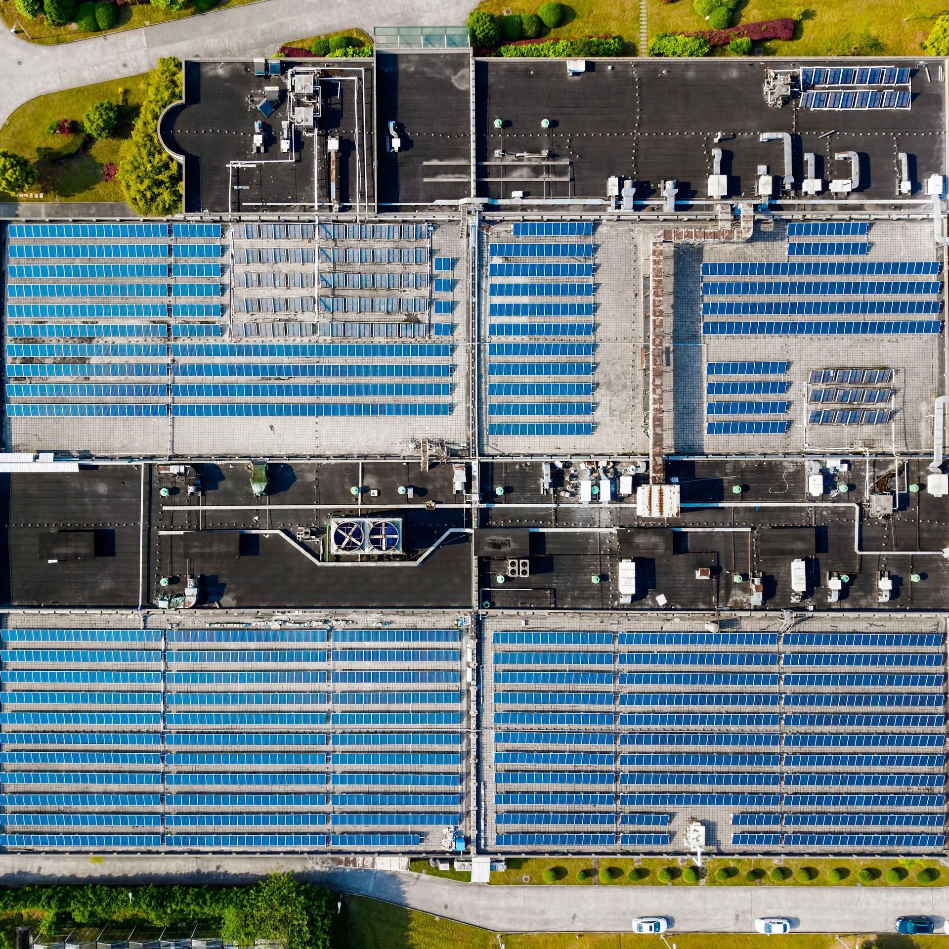 Photovoltaik-Anlage auf einem Firmen-Dach aus der Vogelperspektive