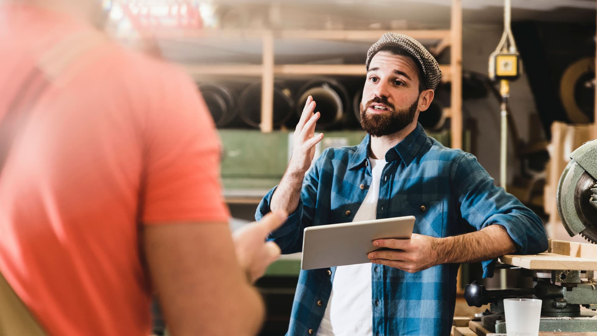 Zwei Männer mit Tablet diskutieren in der Werkstatt