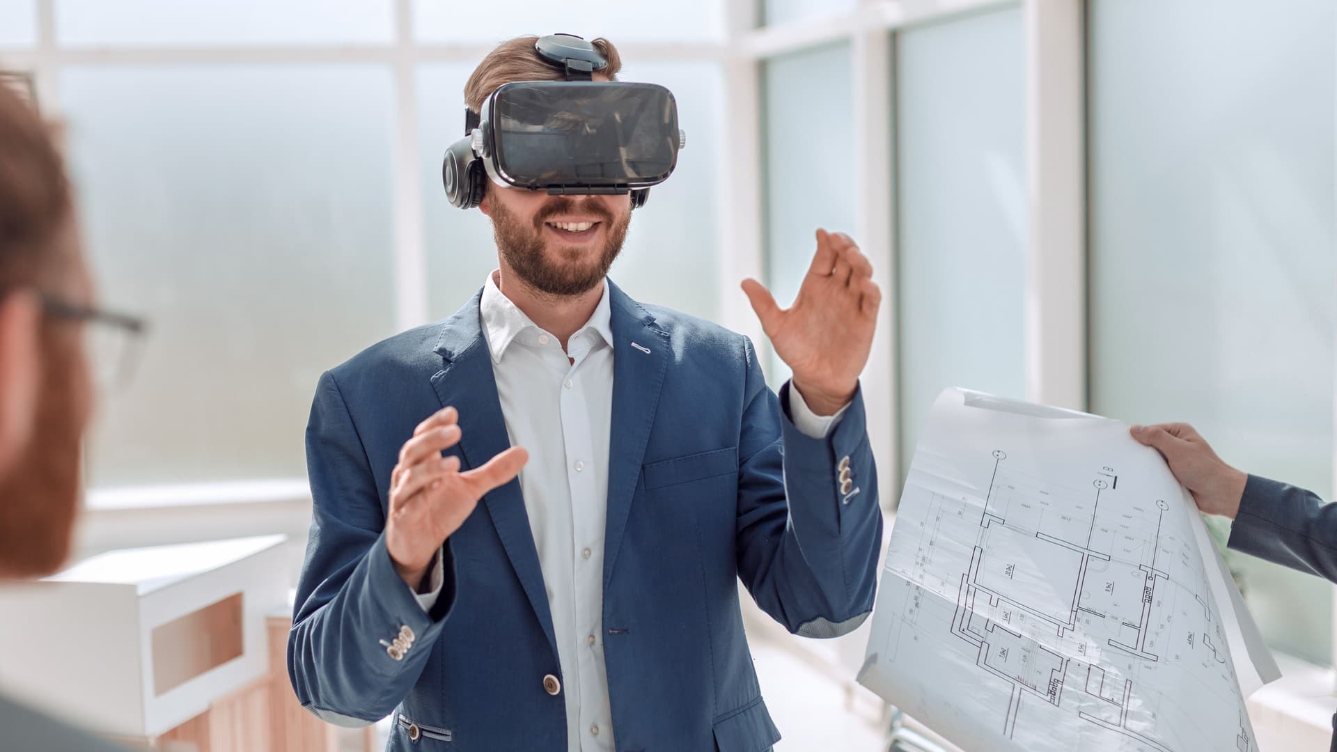 mann-erkundet-bauplan-per-virtuel-reality-AS300167520-2338