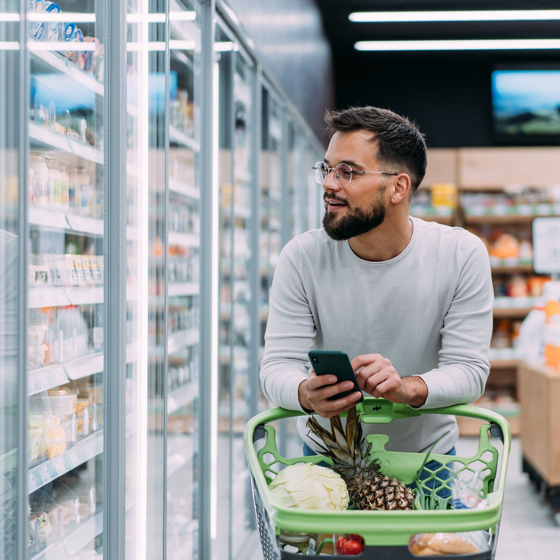 mann-im-supermarkt-mit-einkaufswagen-GI-2182993634-4000kb-original