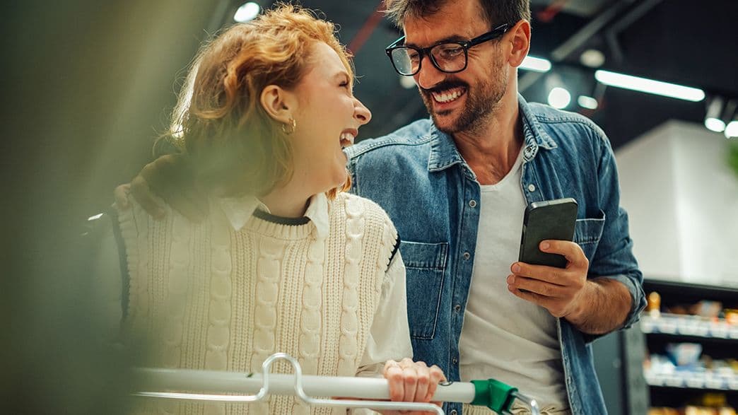 mann-und-frau-lachen-beim-einkaufen-GI-2186420817-2500Kb-native-ad