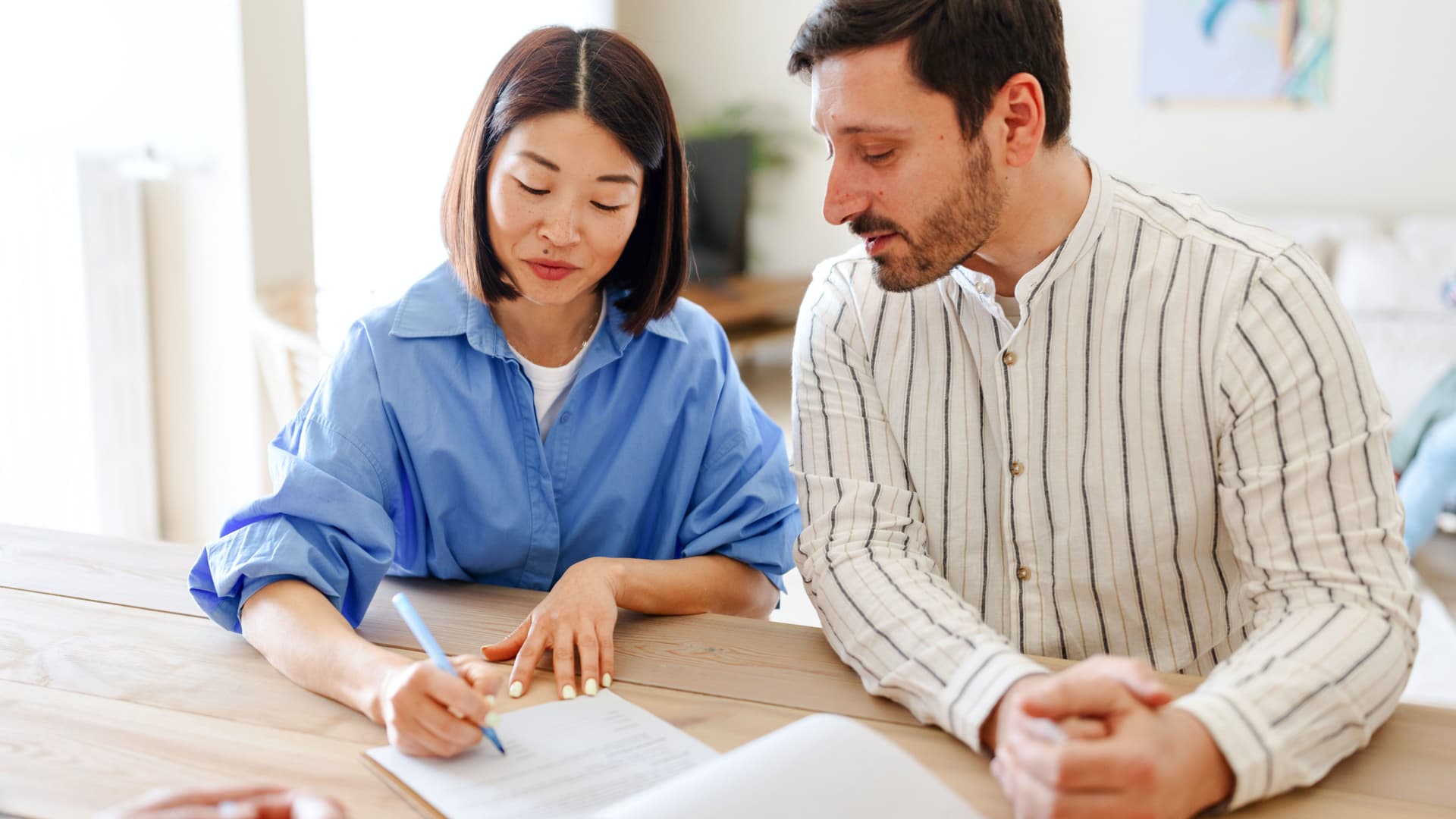 Ein Paar unterzeichnet einen Vertrag