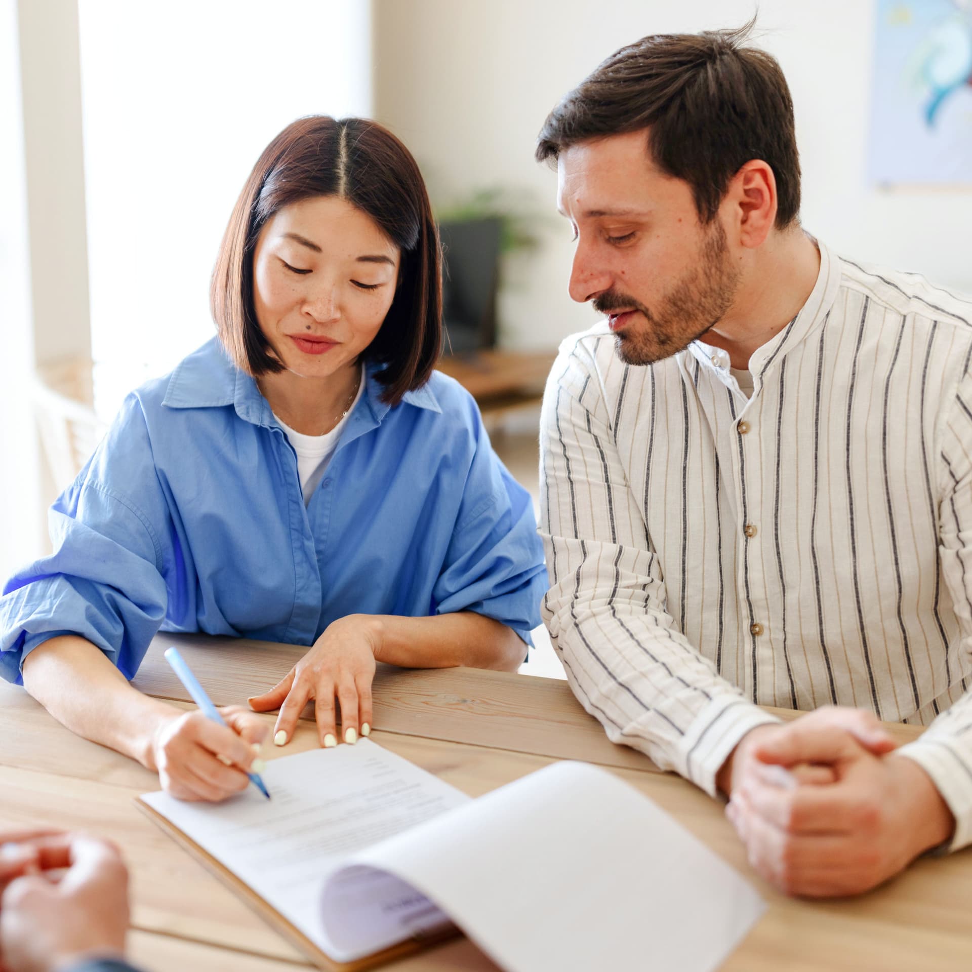 Ein Paar unterzeichnet einen Vertrag