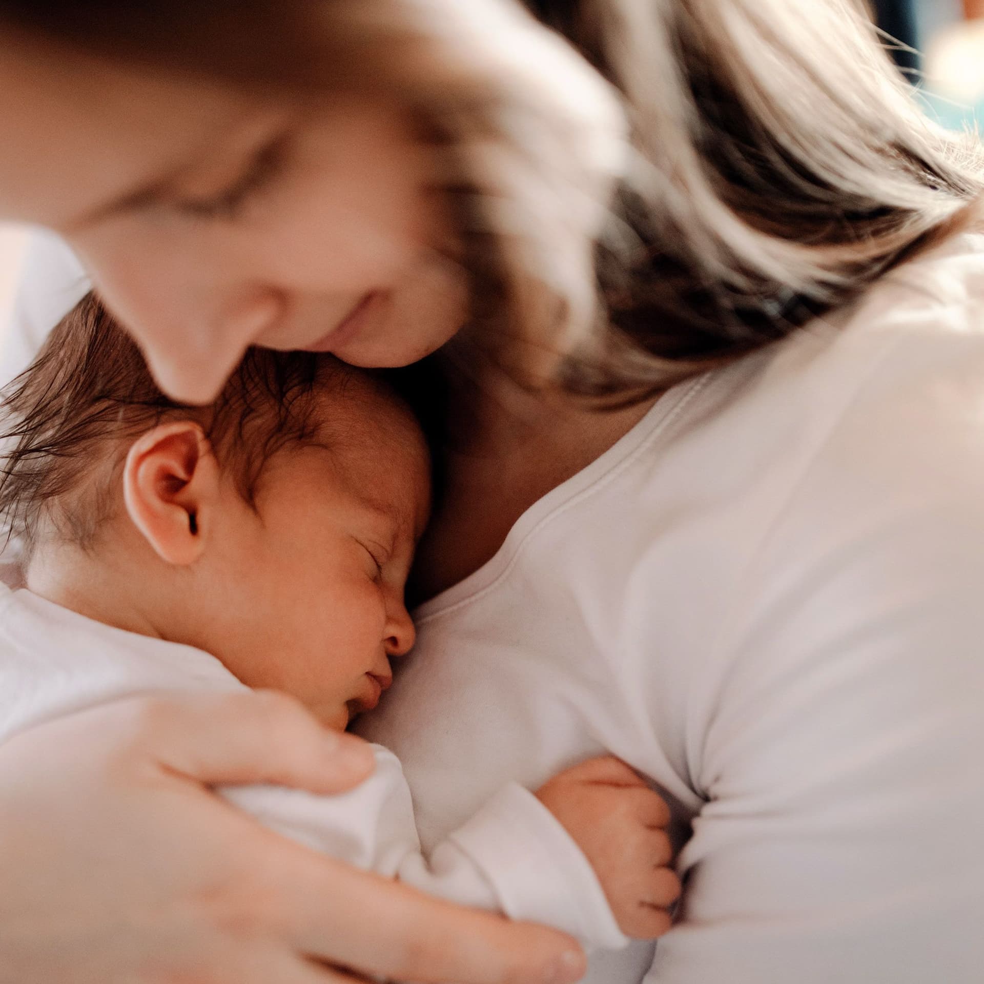 Nahaufnahme einer Mutter, die ein neugeborenes Baby auf dem Arm hält