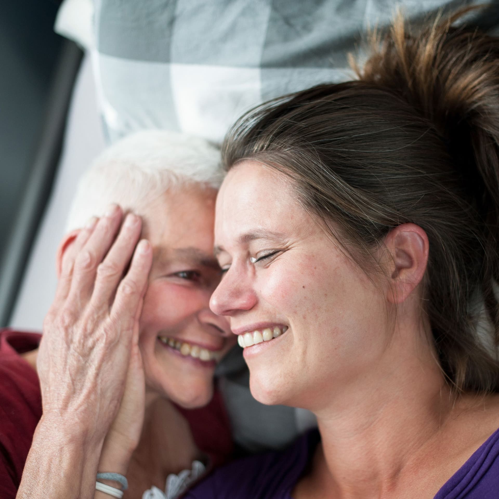 Nahes Portrait von Mutter und Tochter im Bett liegend