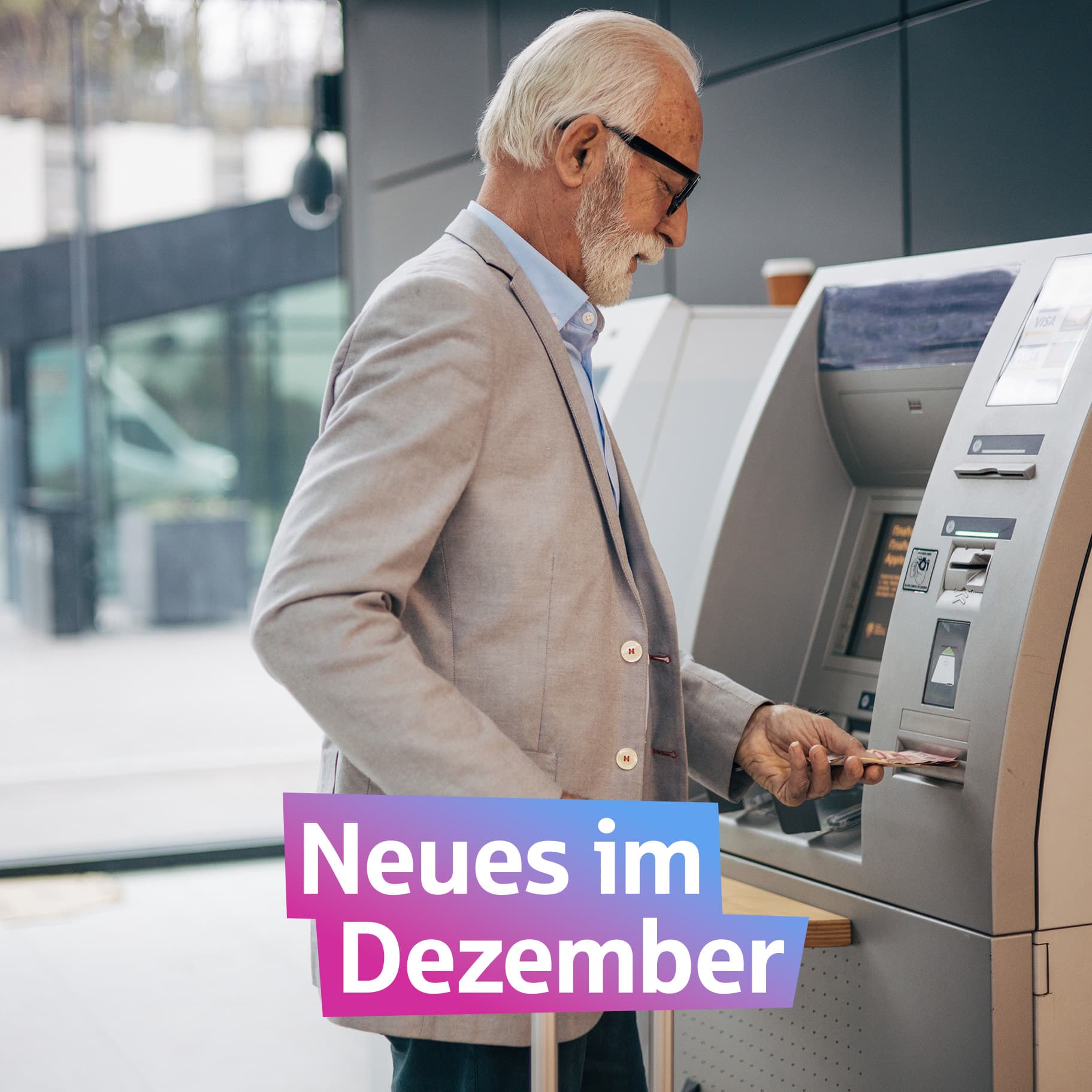 Ein älterer Herr holt Geld an einem Bankautomaten.