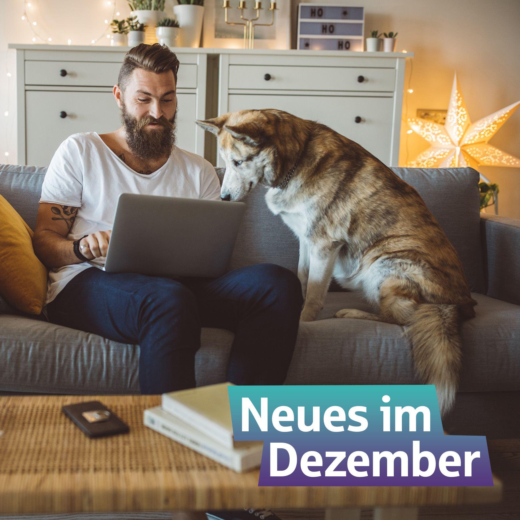 Ein Mann mit seinem Hund auf dem Sofa. Im Hintergrund ein beleuchteter Stern. Im Vordergrund steht auf einem farbigen Hintergrund "Neues im Dezember"