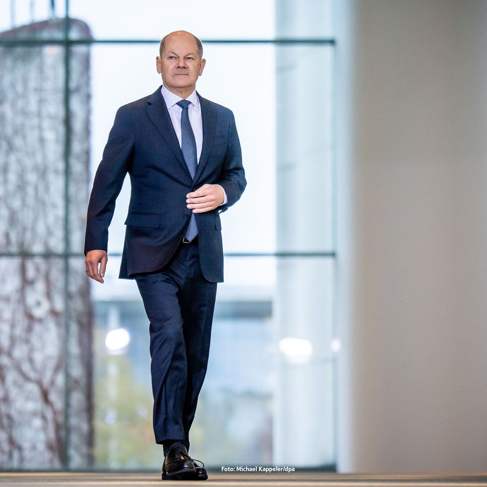 Olaf Scholz läuft durchs Treppenhaus des Bundestags.