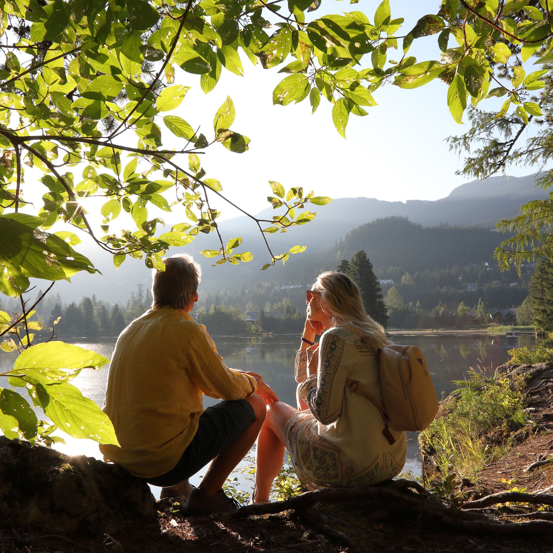 paar_entspannt_sich_bei_sonnenaufgang_am_seeufer_GI-1168466353-4332