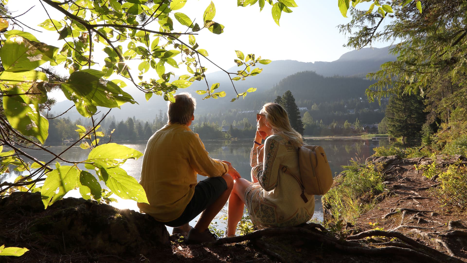 paar_entspannt_sich_bei_sonnenaufgang_am_seeufer_GI-1168466353-4332