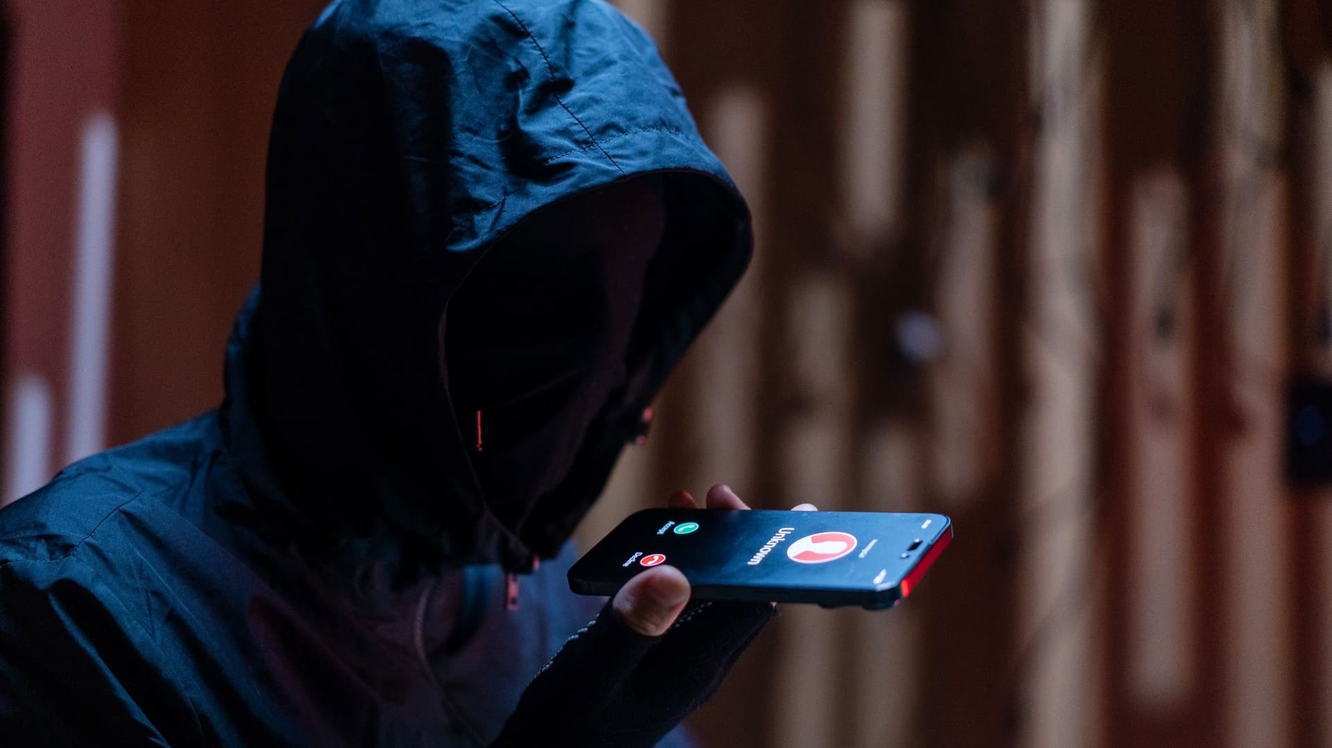 person-mit-kapuze-auf-und-smartphone-GI-2246935600-4000kb-original