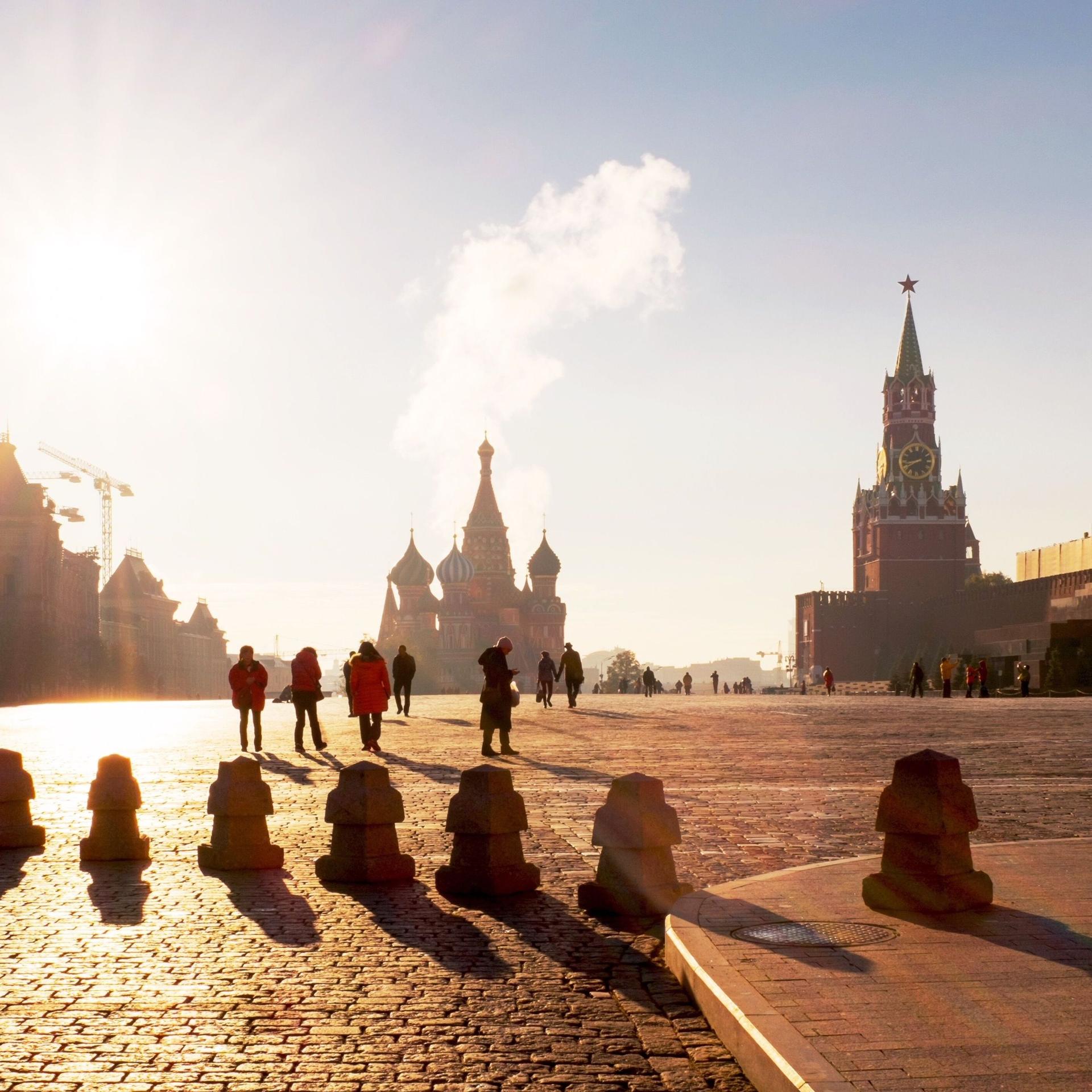 Roter Platz in Moskau aus Froschperspektive mit Gegenlicht.