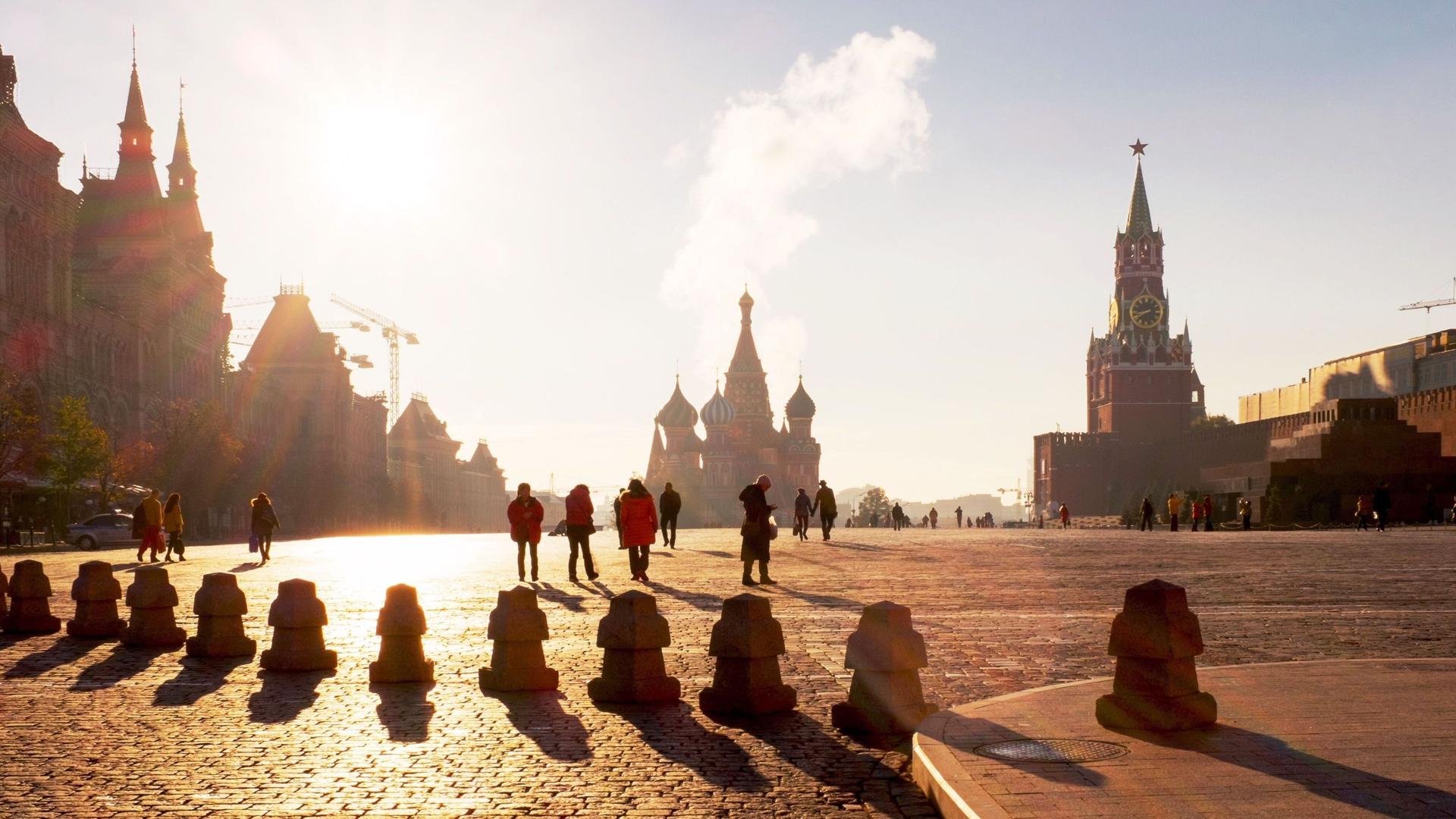 Roter Platz in Moskau aus Froschperspektive mit Gegenlicht.