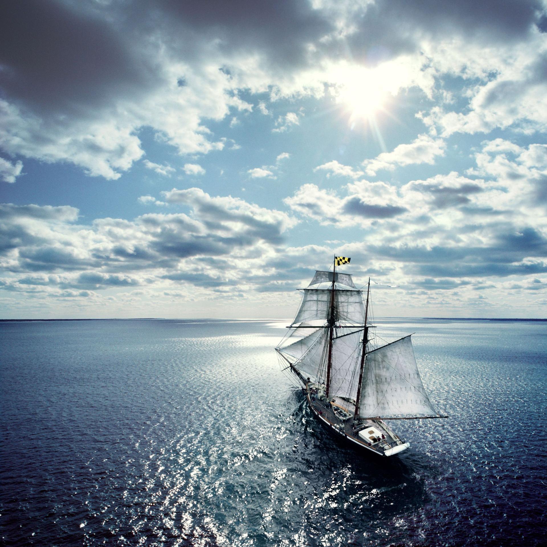 Segelschiff auf dem Meer mit wolkigem Himmel