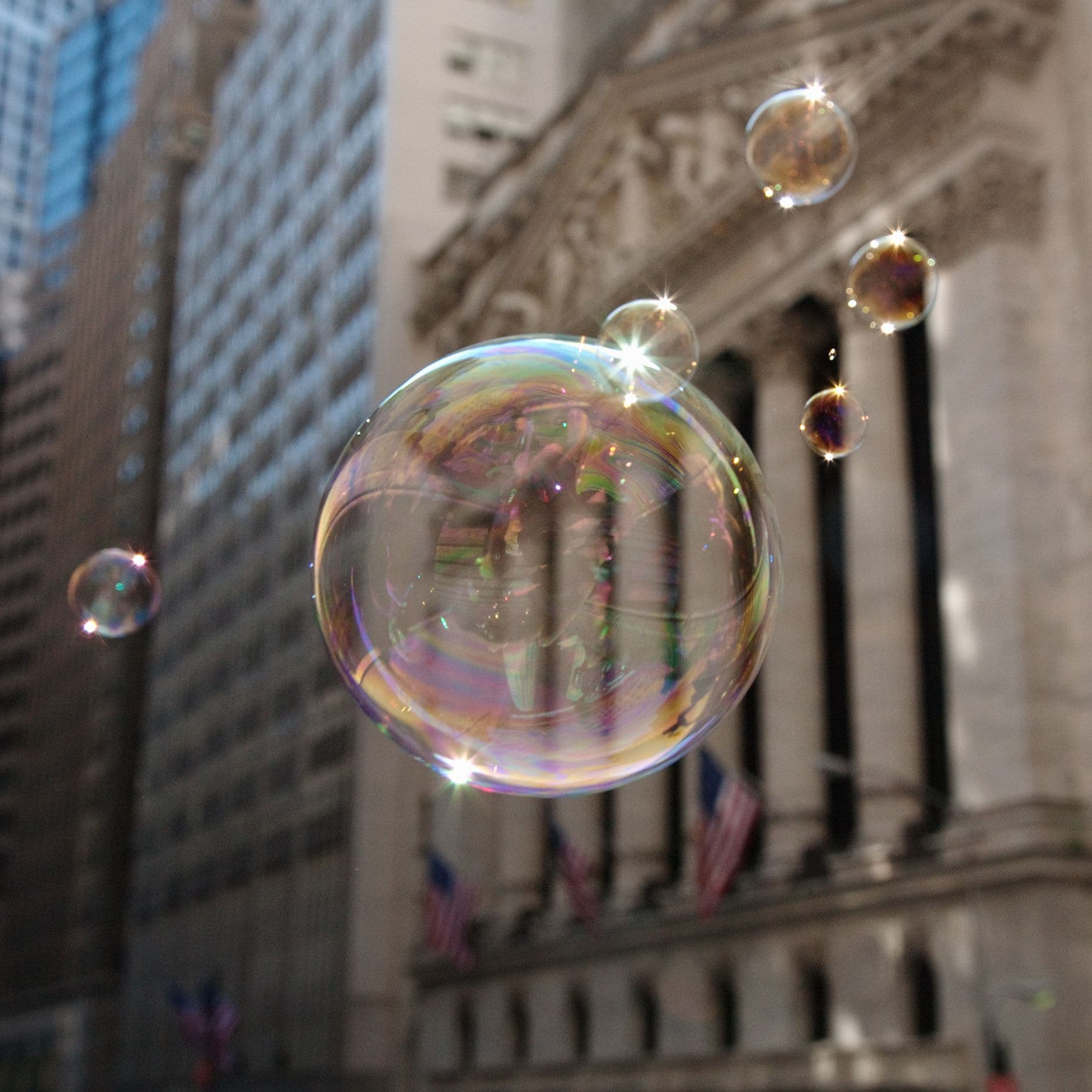 Seifenblasen schweben vor der Fassade der New York Stock Exchange.