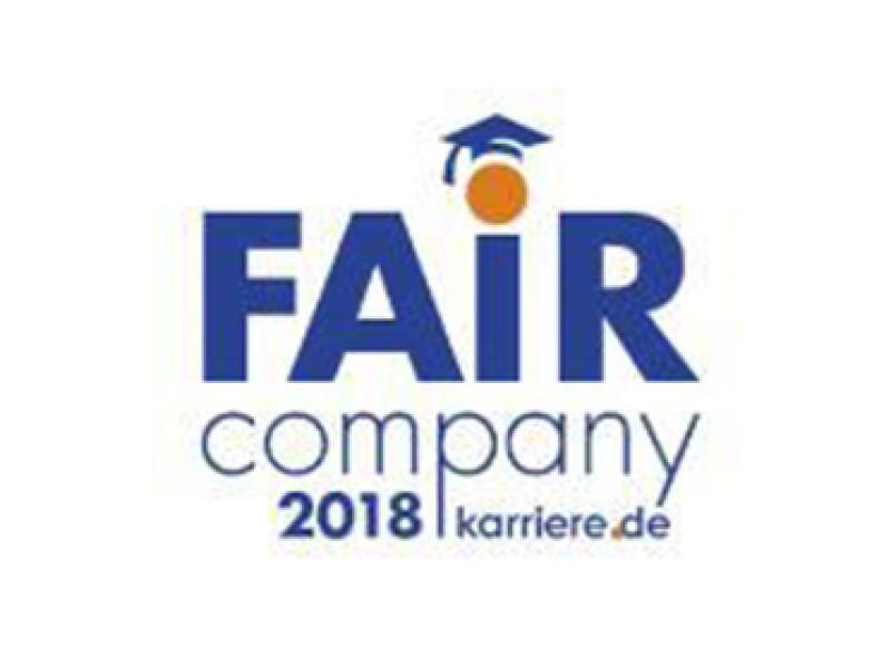 Ein transparent hinterlegtes grafisches Siegel von dem Portal Karriere.de. Es besteht aus dem Schriftzug Fair Company 2018.