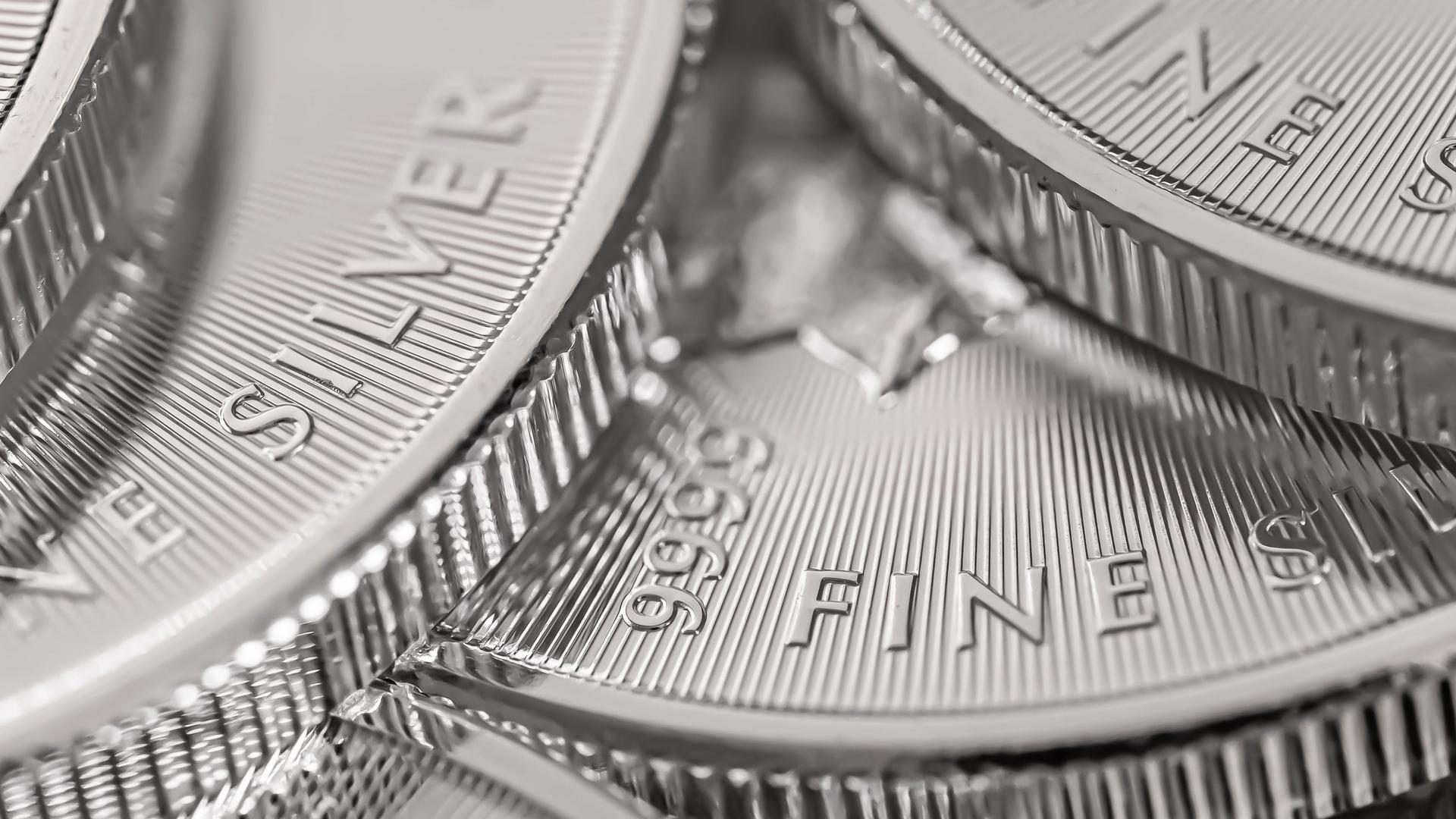 Makro Nahaufnahme von silbernen kanadischen Ahornblatt-Anlagemünzen.