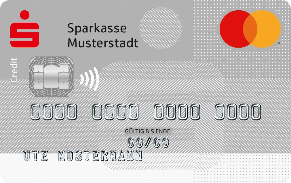 Muster einer silbernen Mastercard der Sparkasse Musterstadt. Neben den Kundendaten sind ein Chip und das NFC Zeichen erkennbar.
