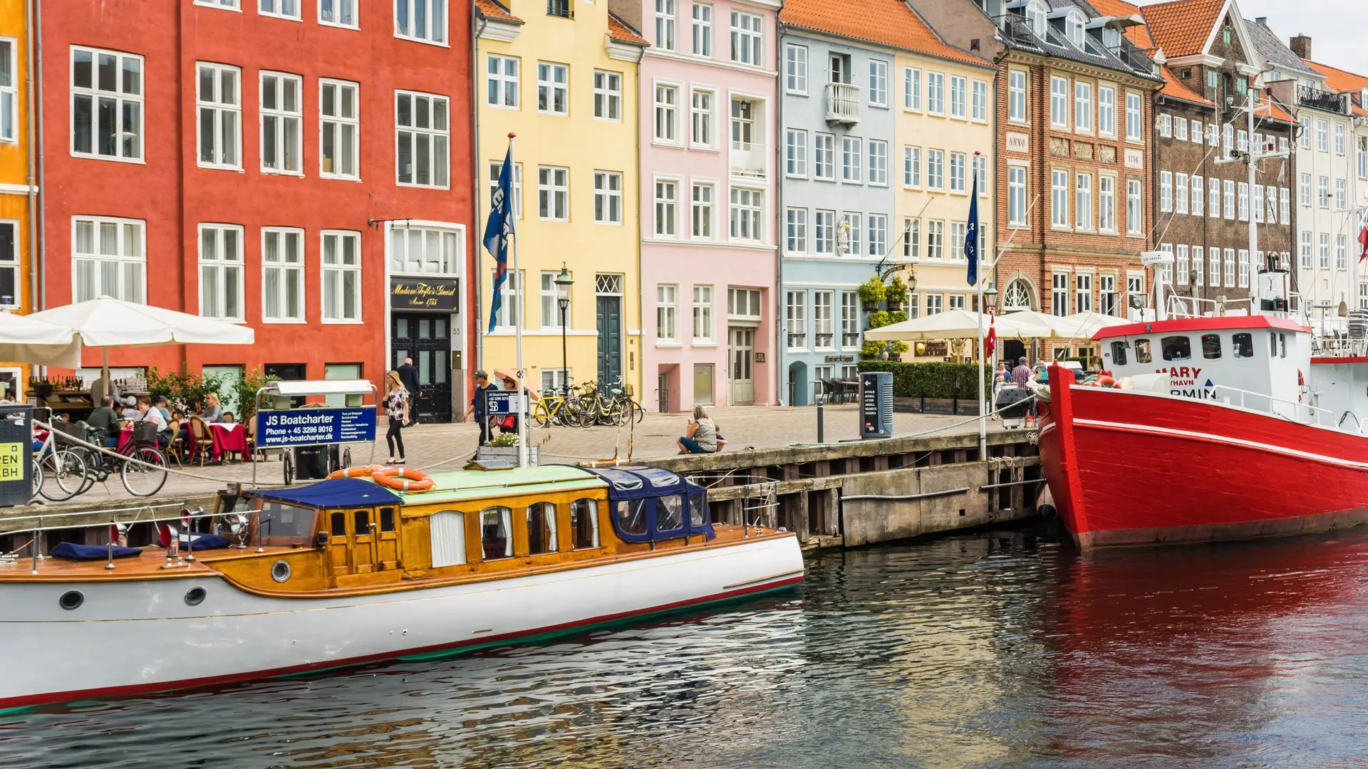 Bunte Häuser mit Gewässer und Booten in Kopenhagen.