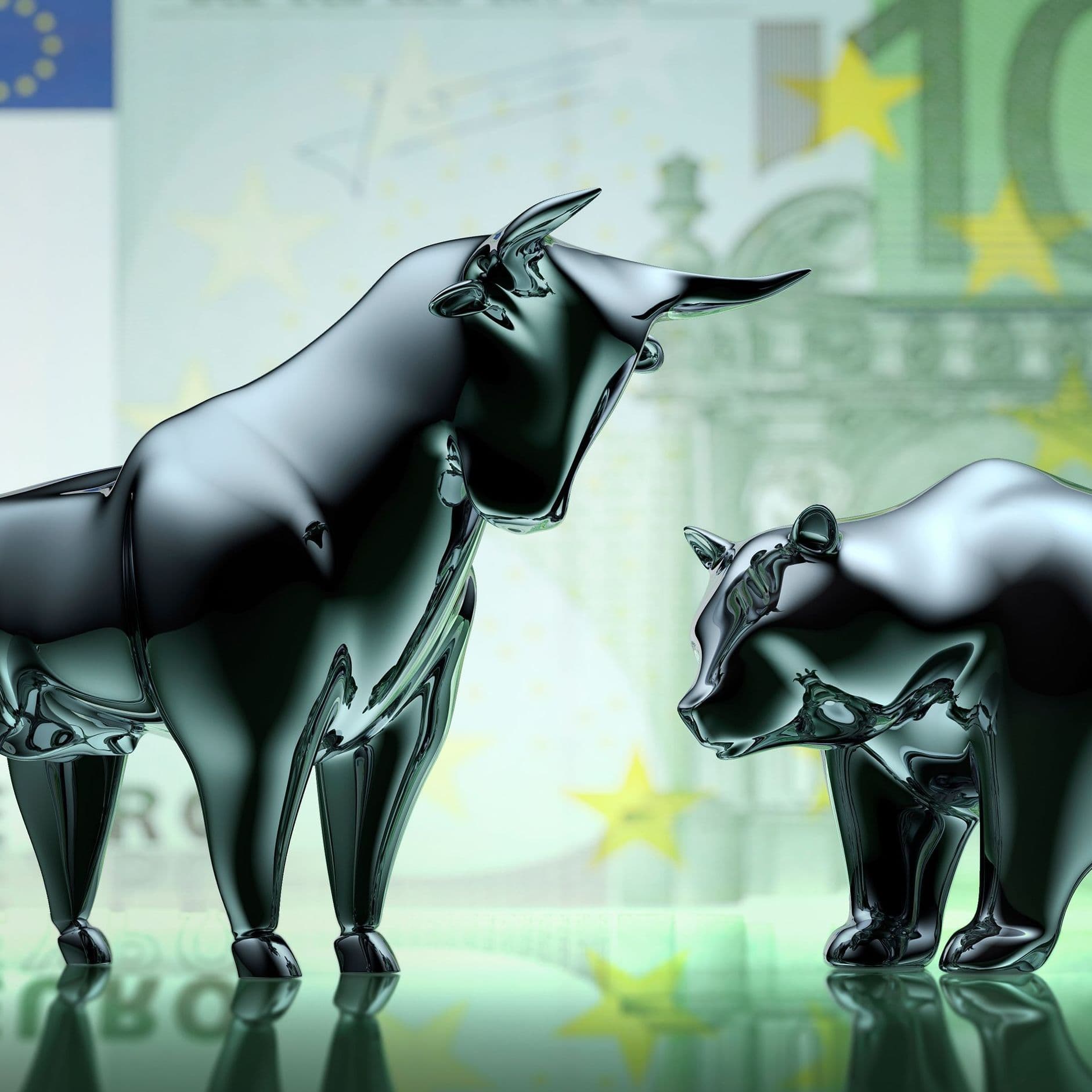 Stilisierte Bulle- und Bär-Skulpturen aus glänzendem Metall vor einem verschwommenen Hundert-Euro-Schein