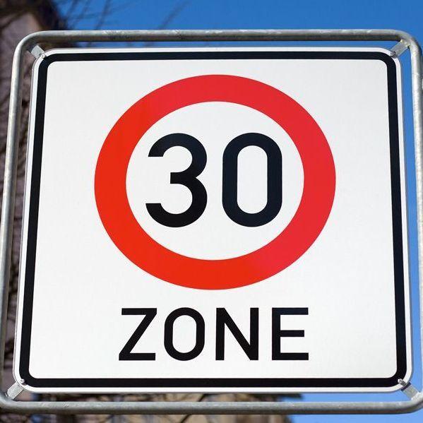 Ein 30-Zonen-Schild in einer Stadt