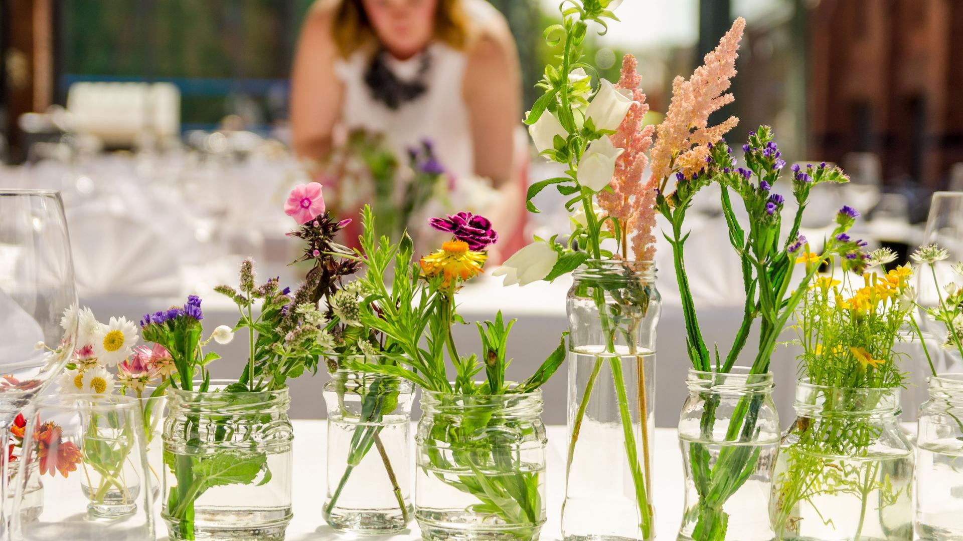 Nahaufnahme von kleinen Tischblumen für die Hochzeitsfeier